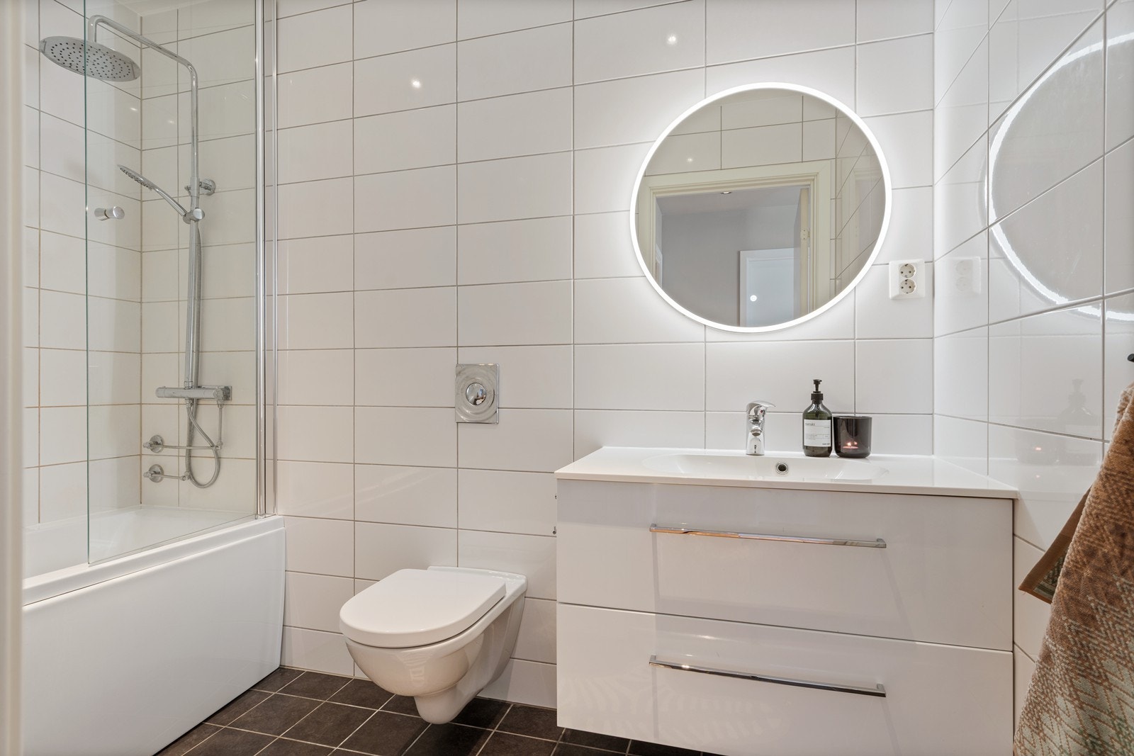 Helfliset flott bad 2 etg. Servant i pen innredning, vegghengt toalett, dusj nissje med badekar og glassvegger. Varmekabler i gulv. Galleribilde