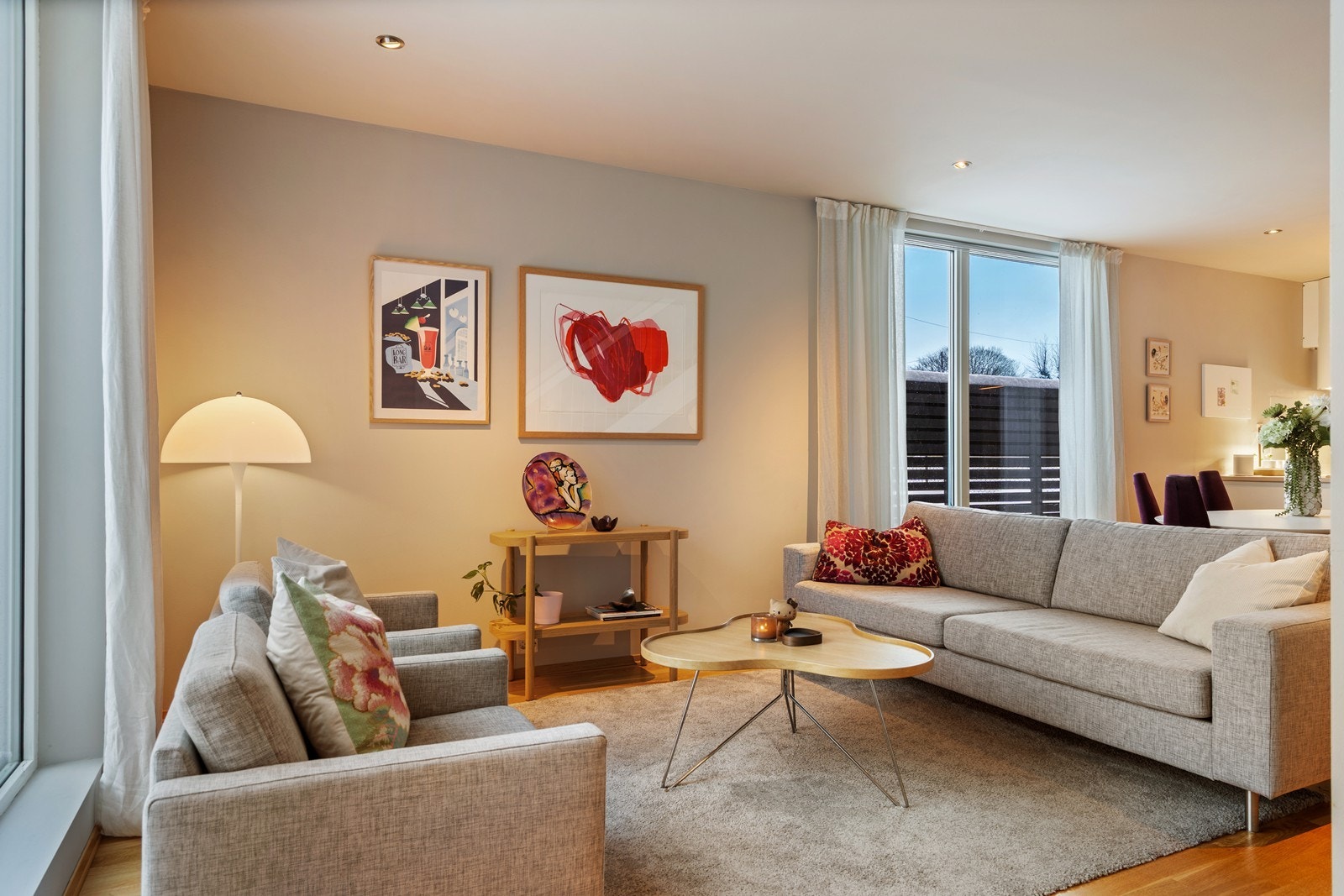 Boligen har en gjennomgående god standard. Lys og trivelig med store vinduer. Den er innredet med eikeparkett på alle gulv, foruten våtrom som er flisbelagte. Gipsvegger og tak med listfrie overganger Galleribilde