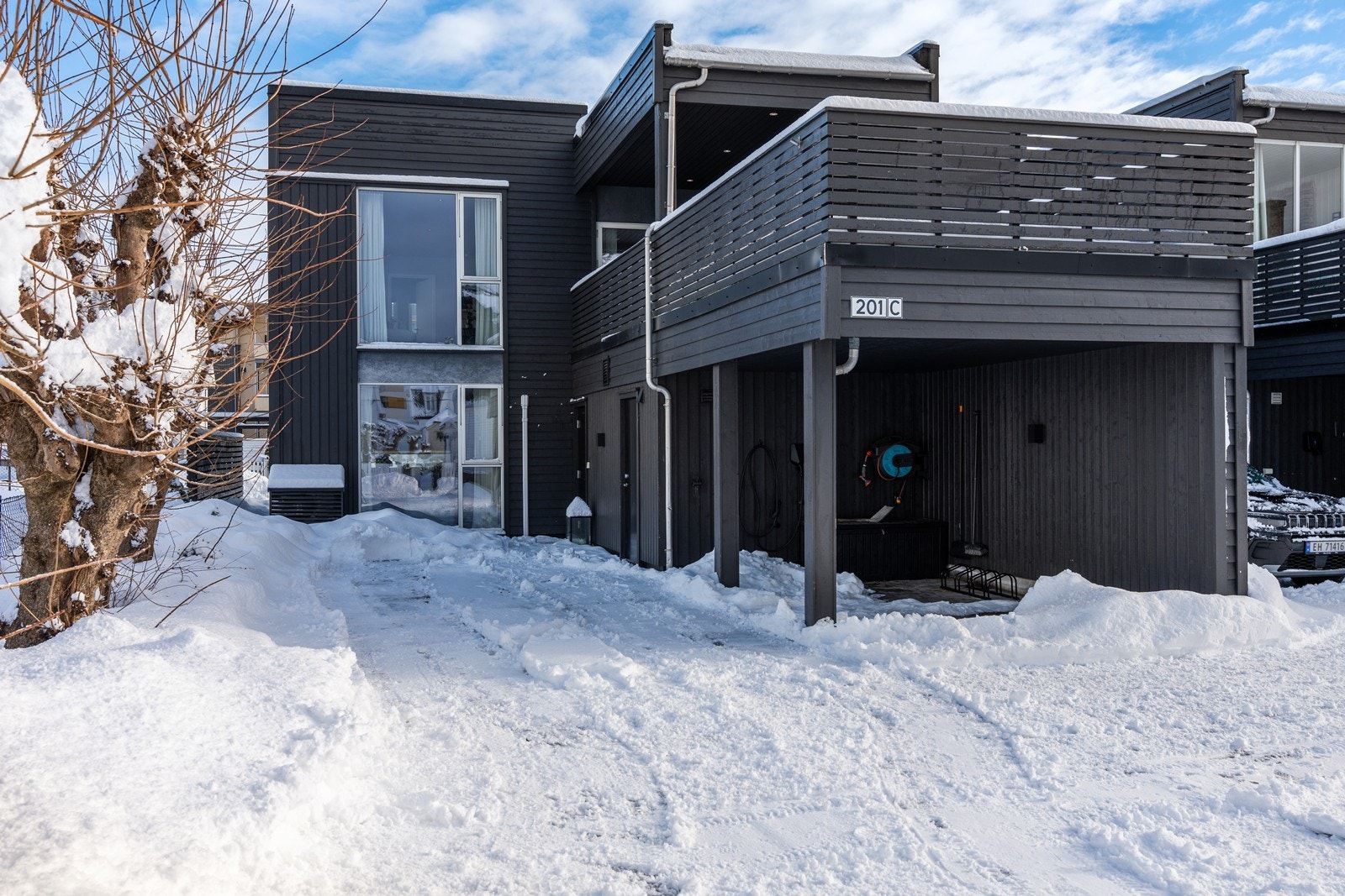 Fasade, carport med el-bil lader og parkeringsplass.
Boligen har lett adkomst og overbygget inngangsparti.
Meget praktisk planløsning. Galleribilde