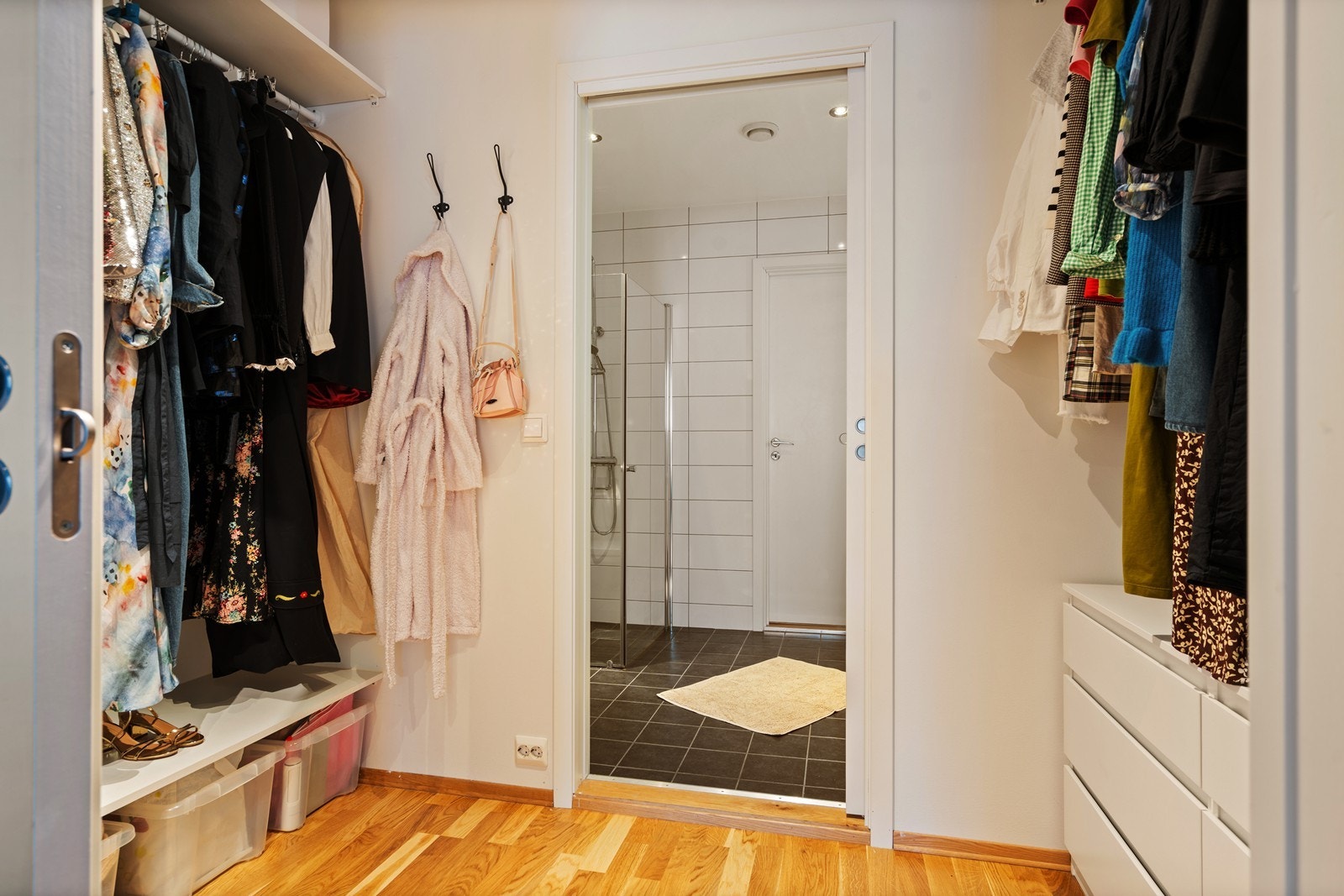 Walk-in- colset og bad. 1. etg. Galleribilde