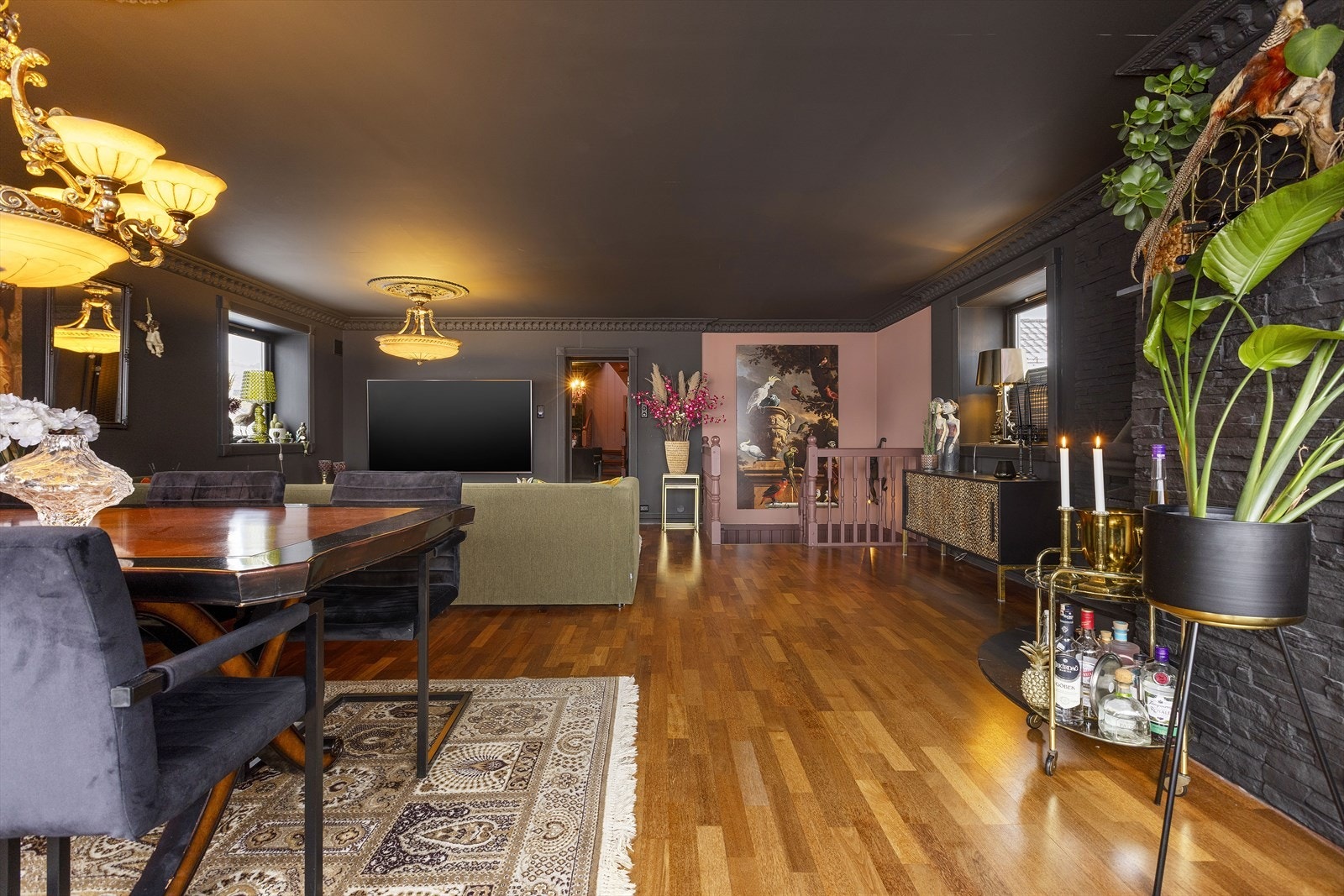 Opp i 2. etg. møter man en stor stue med god plass til flere soner, som tv-stue og spisestue. Galleribilde