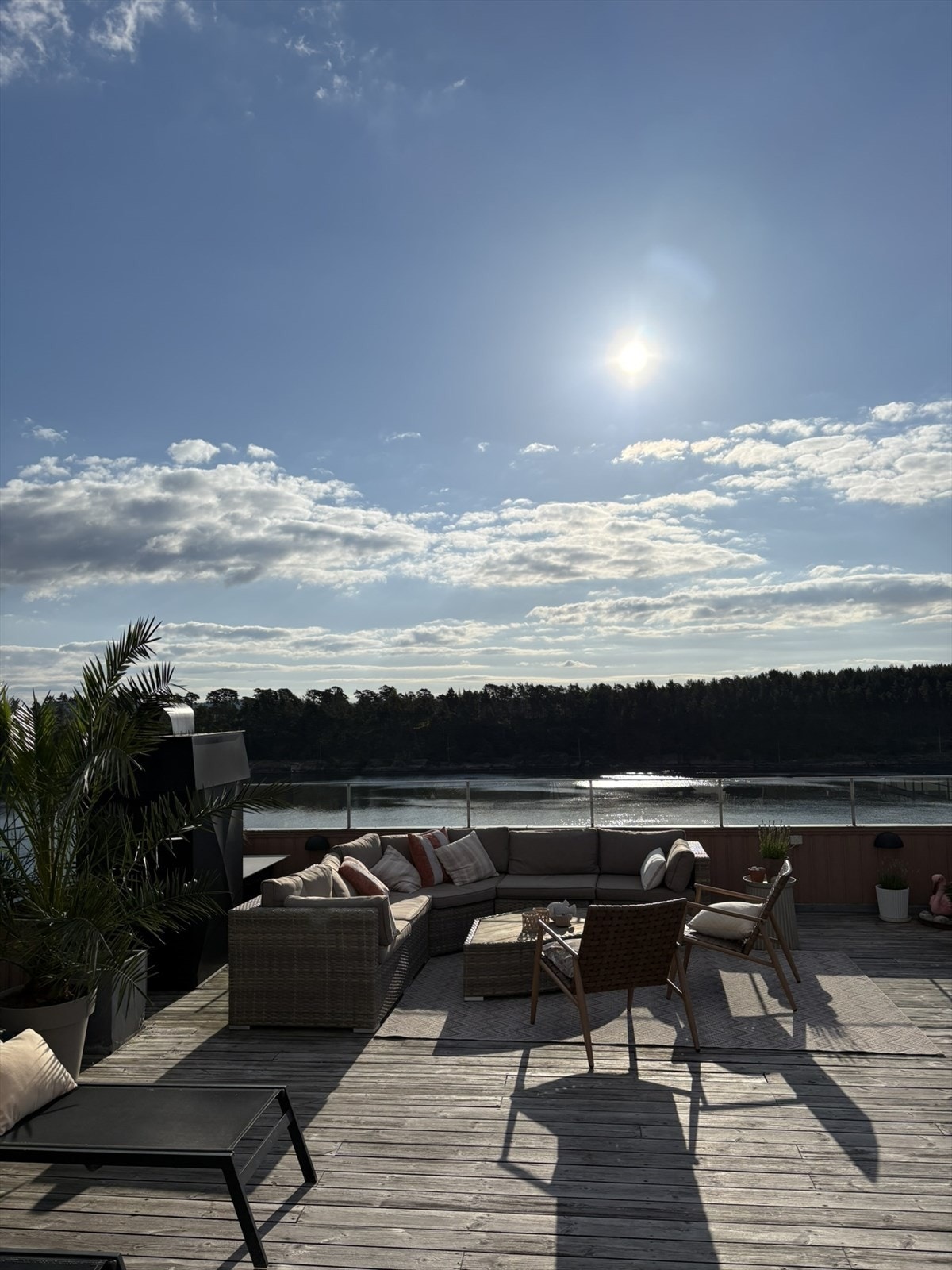 Dette er en unik oase, midt i sentrum, med en fantastisk utsikt utover sundet, mot fyret og Rognsfjorden. Selgers bilde. Galleribilde