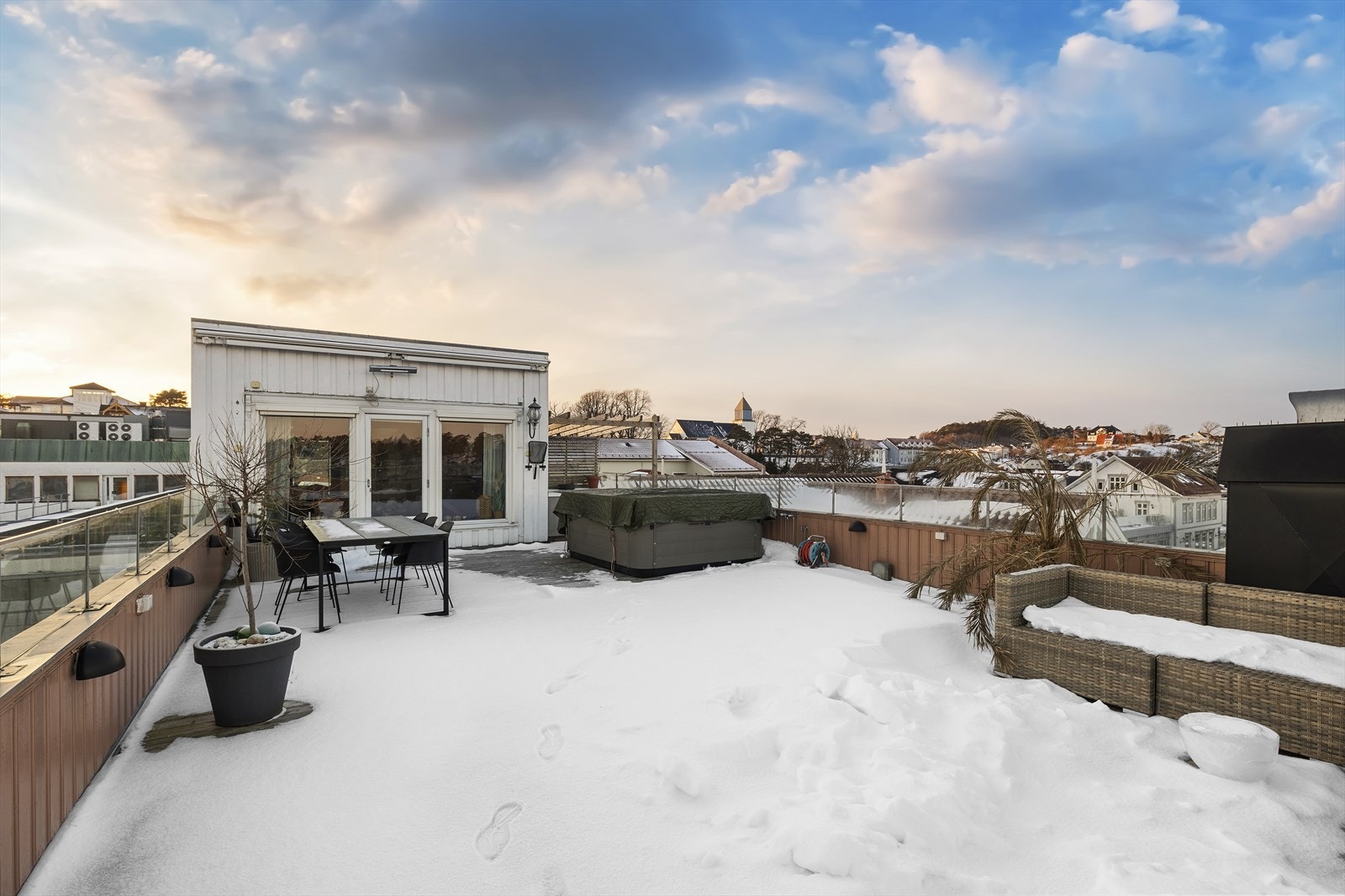 God plass til å innrede flere soner, med bl.a. jacuzzi som medfølger, utekjøkken og plass til flere sittegrupper Galleribilde