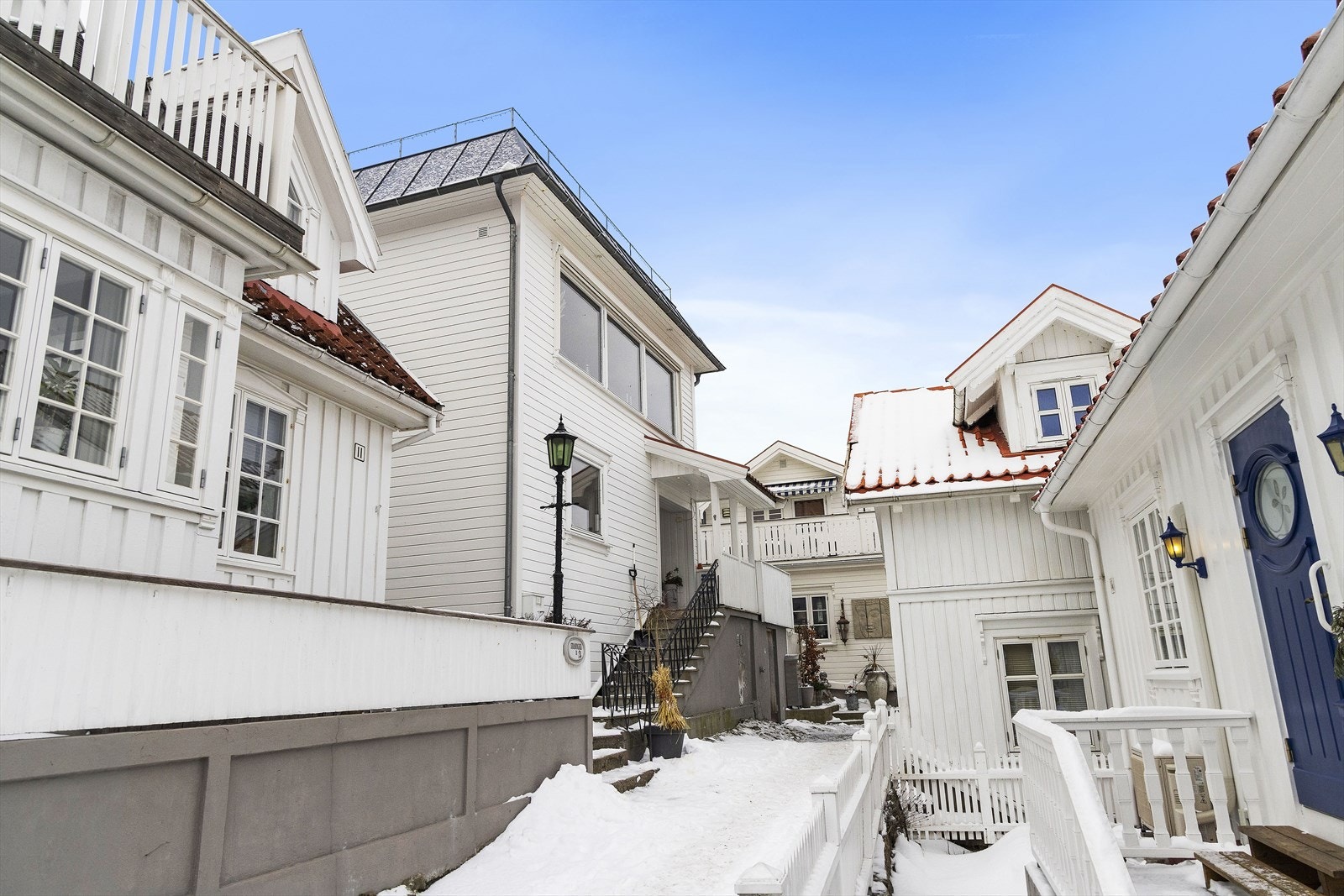 Boligen har egen adkomst, fra en idyllisk sidegate Galleribilde