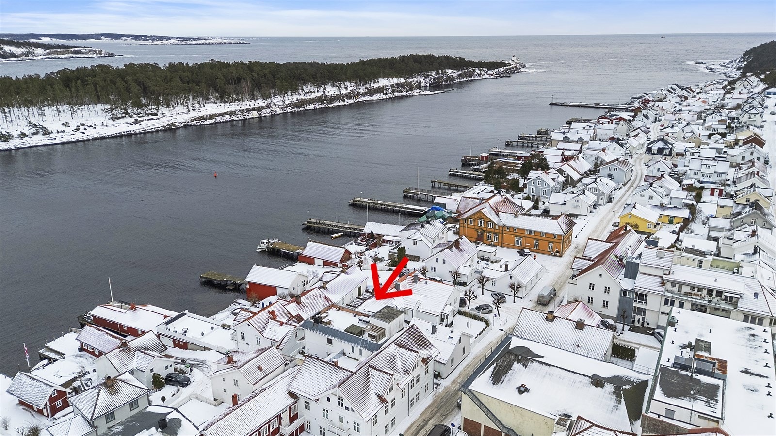 Her ser man hvor sjønært terrassen kommer, med en nydelig utsikt utover innkjøringen til Langesund Galleribilde