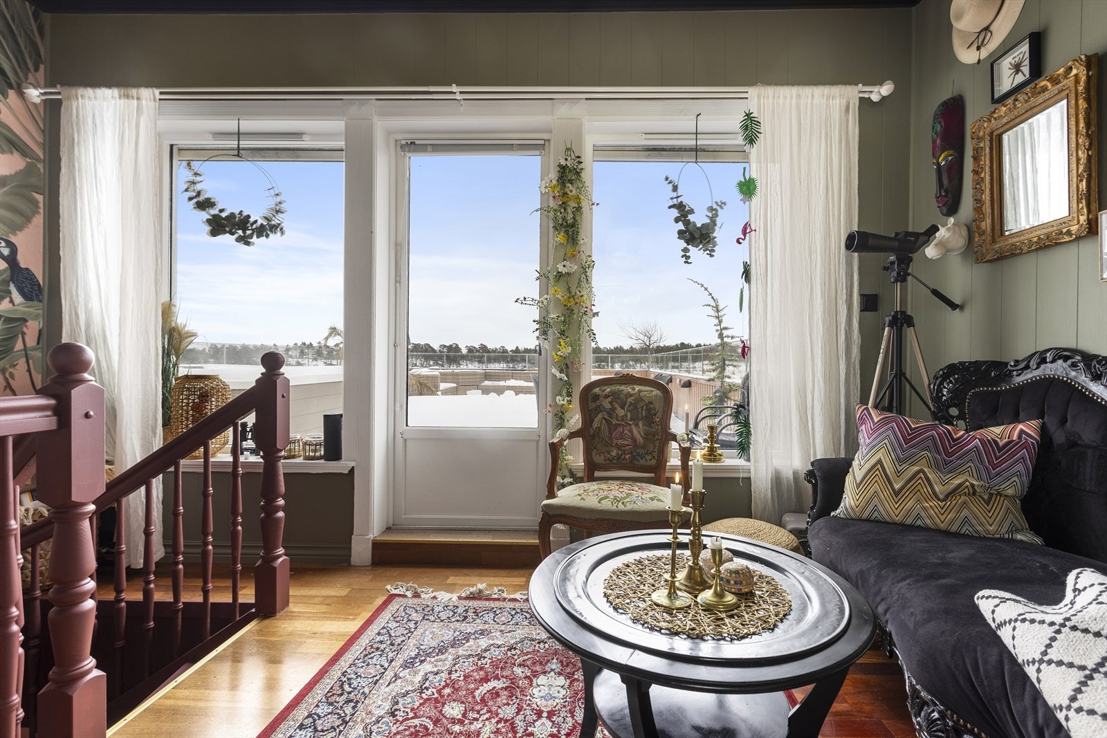 Terrassen har sol i fra morgen til kveld, er helt usjenert og kan innredes med flere soner. Galleribilde