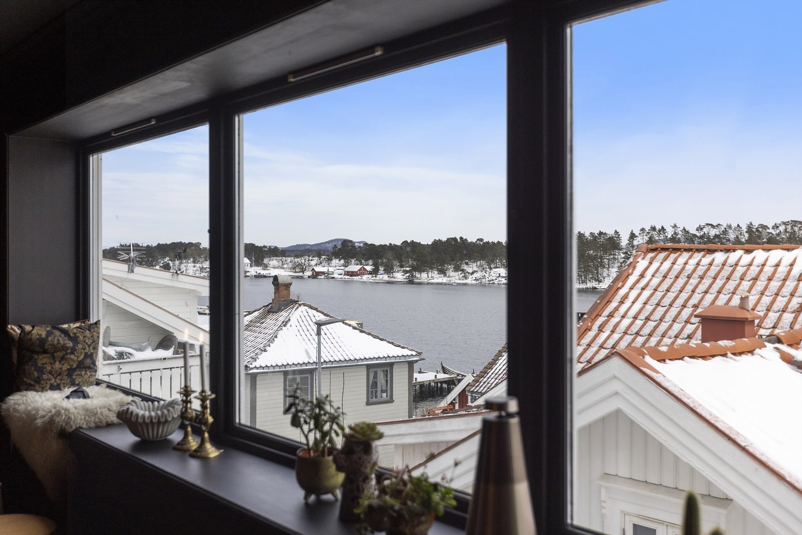 Utsiktsbilde fra stue - Legg merke til bred vinduspost med plass til egen utsiktspost Galleribilde