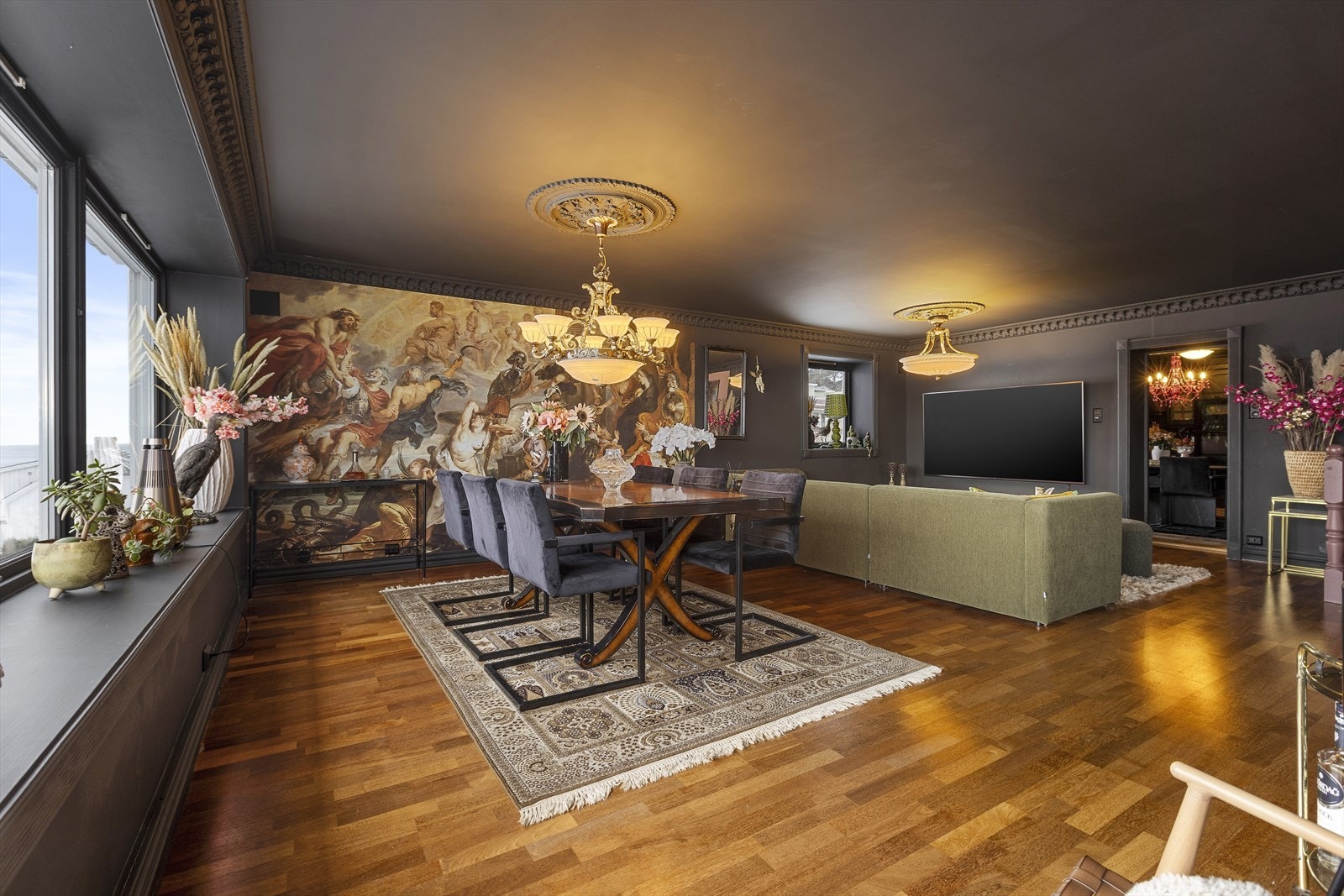 God plass til både egen sofa/tv-del og god plass til spisestue Galleribilde