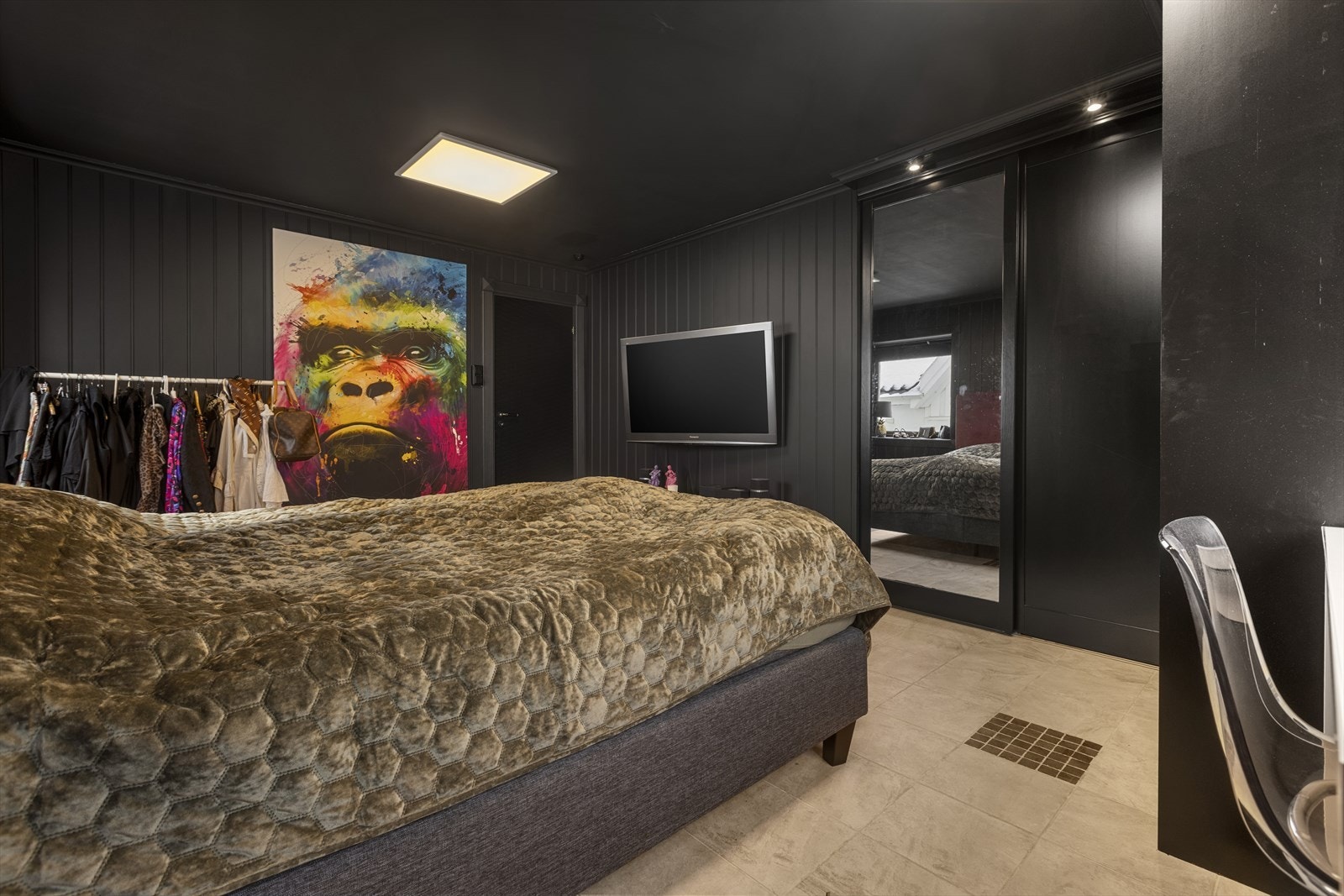 To skyvedører med belysning - Rommet er tegnet inn som to soverom, ny eier kan derfor tilbakeføre dette uten søknadsplikt Galleribilde