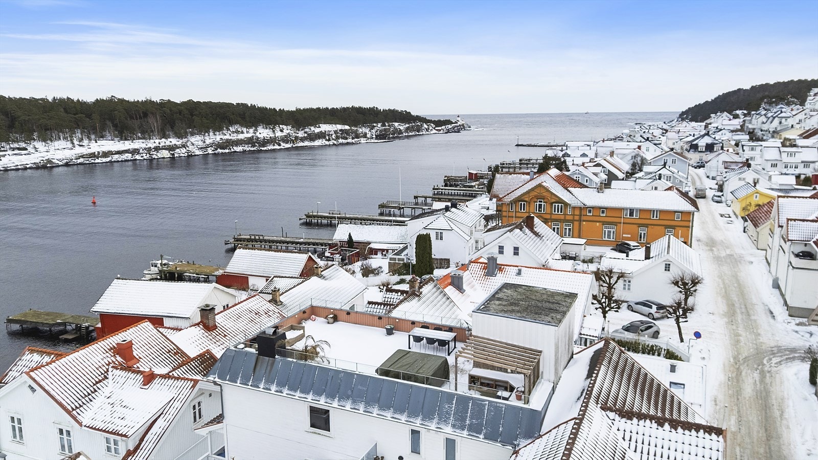 Beliggenheten kan by på sjønære, maritime og idylliske omgivelser. Lett tilbaketrukket fra sentrum, men allikevel i umiddelbar nærhet til alt hva en koselig sørlandsby kan tilby. Galleribilde