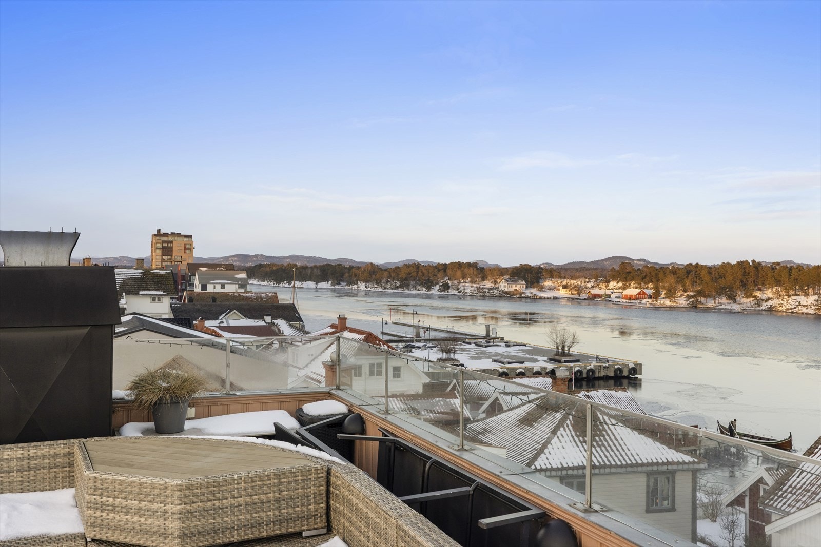 Stor takterrasse med flere soner, jacuzzi, fantastisk utsikt, sjønær beliggenhet og sol fra morgen til kveld Galleribilde