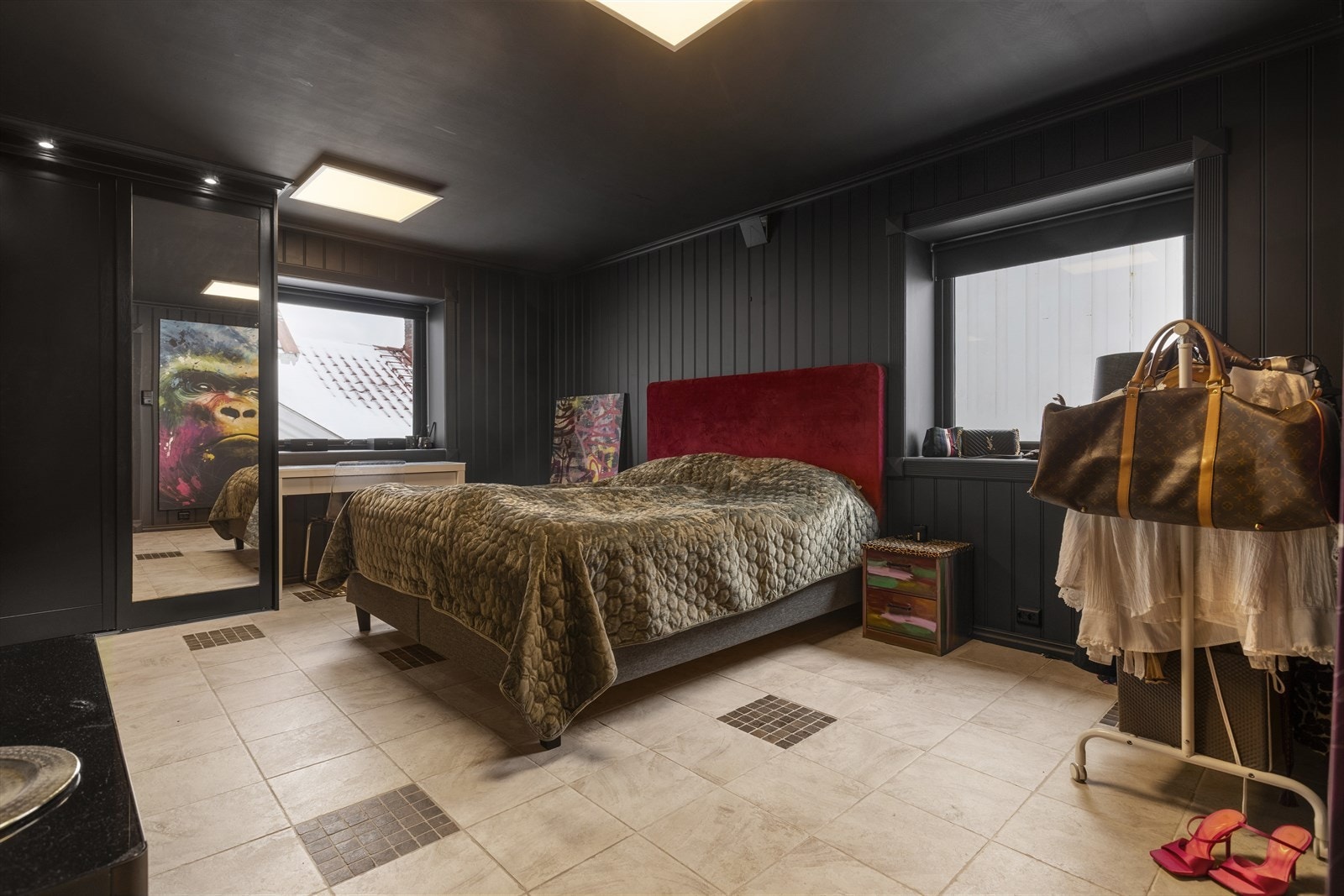 Et romslig soverom, med to vinduer begge ut mot sidegate. Galleribilde