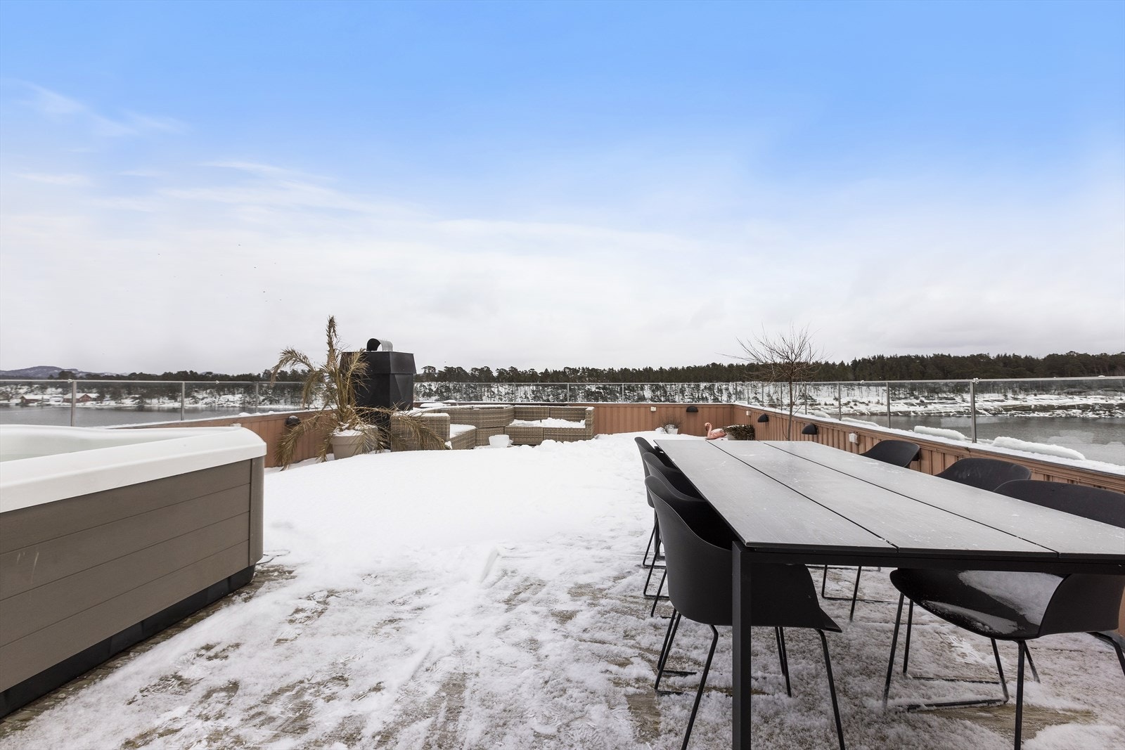 Nåværende eier har satt inn jacuzzi som medfølger, eget utekjøkken og på sommerstid innredet med flere soner og sittegrupper. Galleribilde