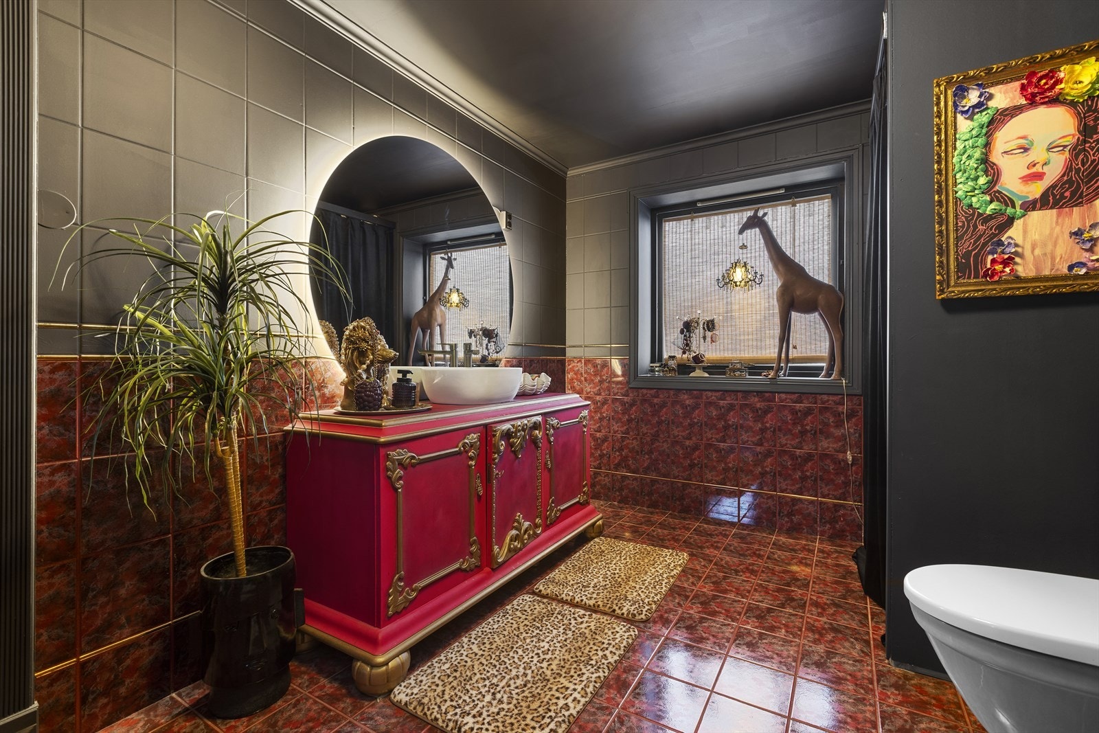 Et unikt baderomsmøbel med toppmontert servant og stort speil med belysning. Galleribilde