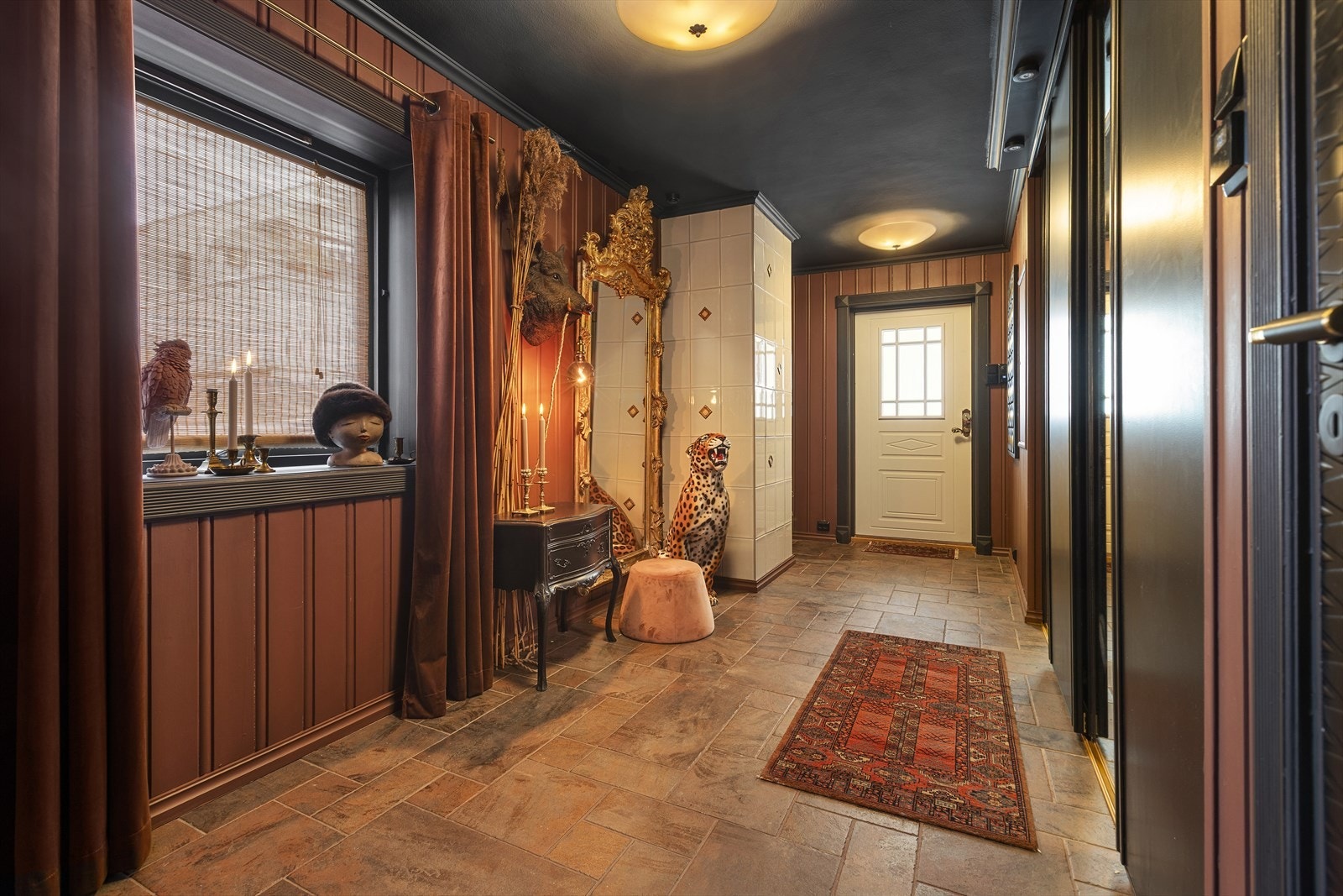 Velkommen inn - Romslig hall med skyvedørsgarderobe Galleribilde