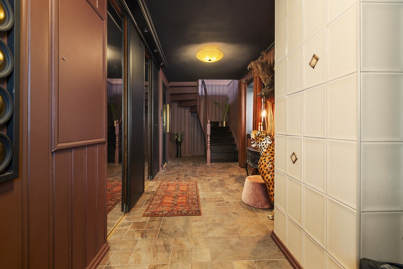 Legg merke til den gjennomførte stilen som begynner allerede når man går inn inngangsdøren, med mørke, delikate farger som går igjen fra flisene på gulvet til vegger, belisting og tak. Galleribilde