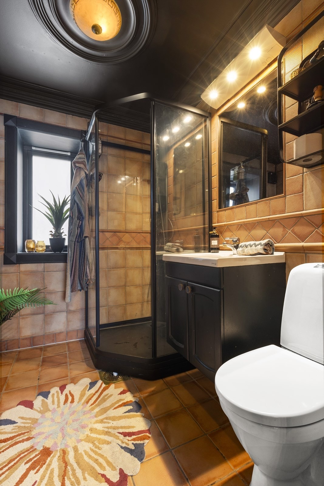 Flislagte flater, sorte detaljer og en gjennomført stil Galleribilde