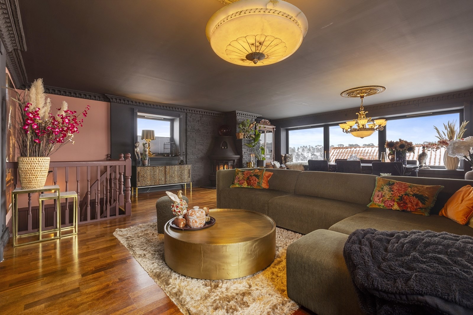 Her møter man både strukkatur, unik tapet ved spisestue, peis og ikke minst en nydelig utsikt. Galleribilde