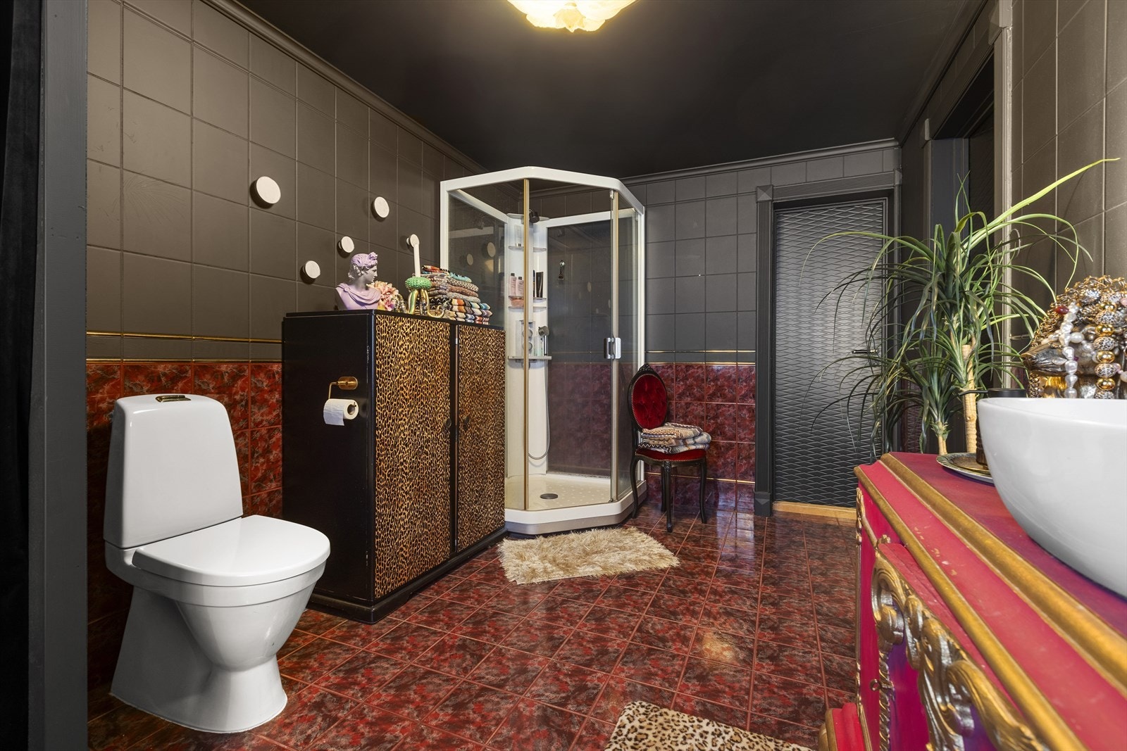 Badet har servant, opplegg til vaskemaskin/tørketrommel er skjult i eget avlukke, dusjkabinett og toalett. Galleribilde