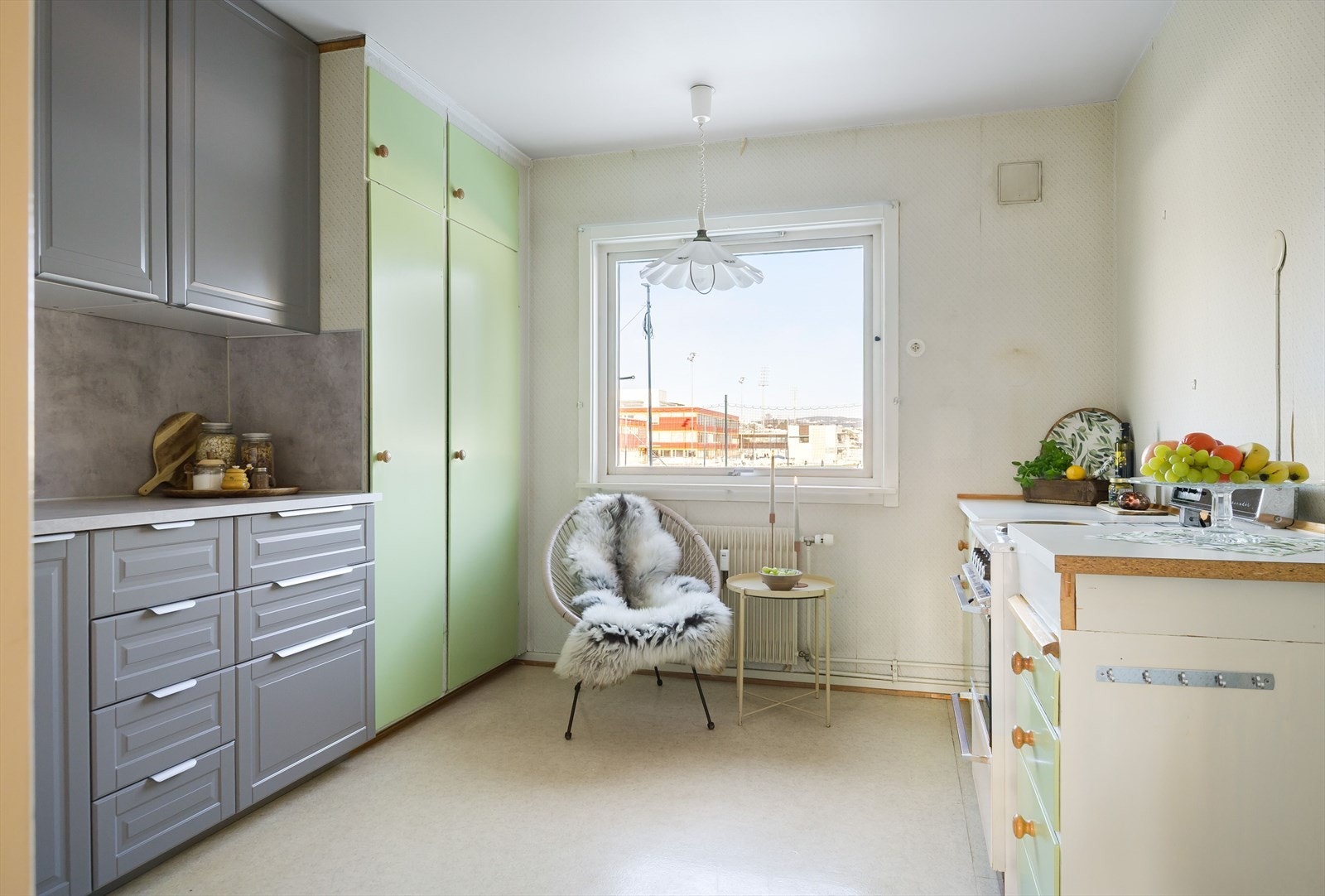 Leiligheten har et lyst separat kjøkken med belegg på gulv og lyse tapetserte overflater. Galleribilde