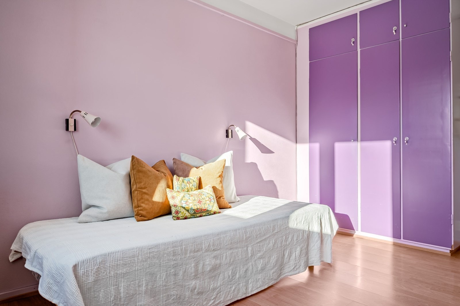 På soverommet er det naturlig plass til dobbeltseng med tilhørende nattbord, samt oppbevaringsplass i plassbygde garderobeskap. Galleribilde