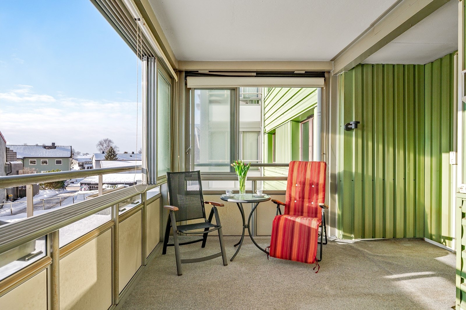 Fra stuen har du utgang til en solrik innglasset balkong på 13m² mot syd. Balkongen har lunt teppegulv og store glassfelt som kan skyves til siden. Det er også montert innvendig solskjerming og utebelysning. Galleribilde