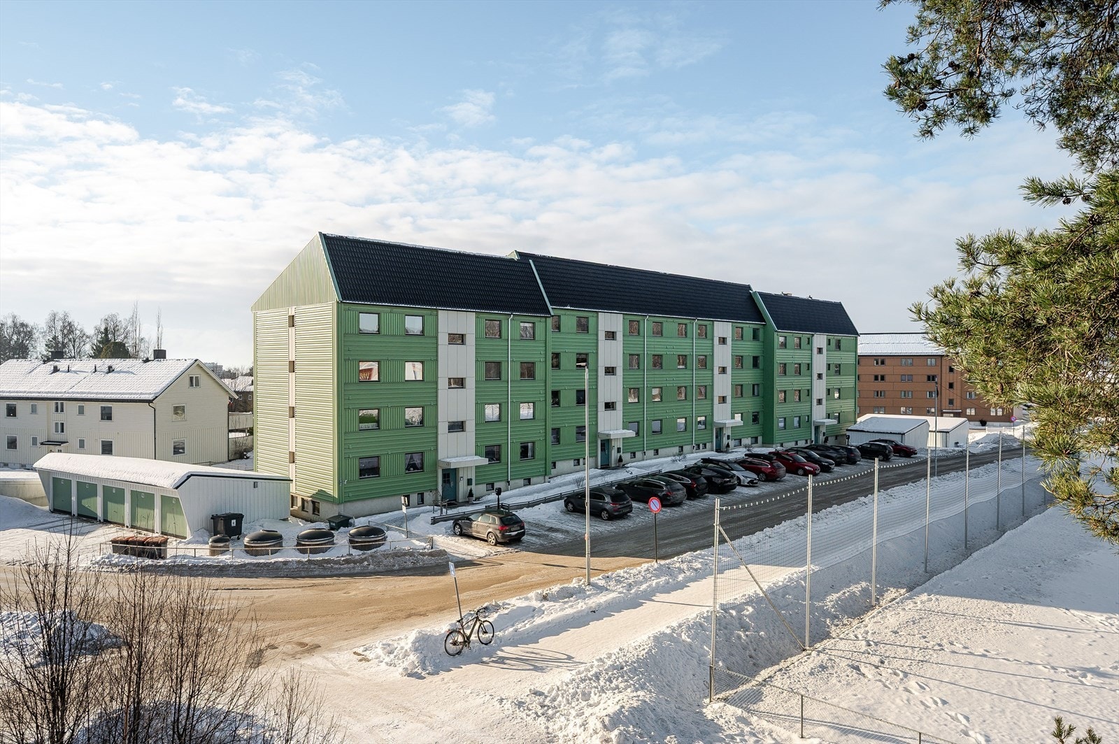 Det er satt av 2 plasser for lading av elbil. Elbil-laderen har to uttak, 2 biler kan lade samtidig. Det betales en lav månedsleie via felleskostnadene for å få tilgang. Det brukes en betalingstjeneste via Charge235 hvor brukerne blir godkjent av styret. Galleribilde