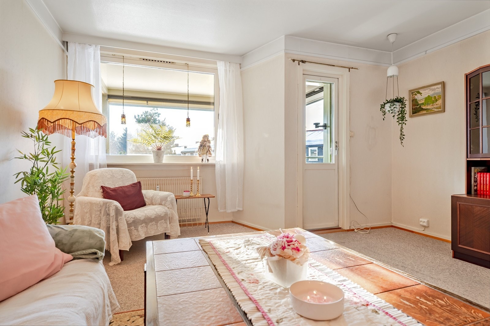 Stuen har noe eldre standard med teppegulv og tapetserte overflater. Galleribilde