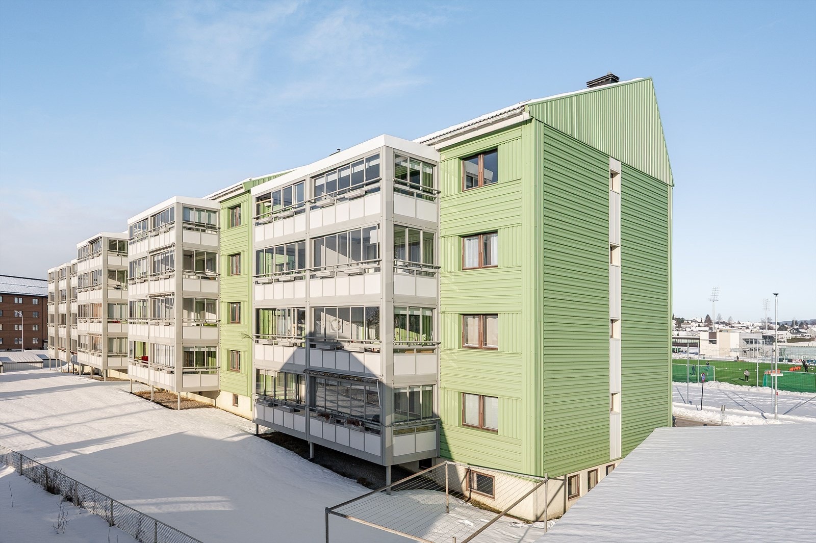 Børstadalleen 21 er nærmeste nabo til Børstad Ungdomsskole og idrettsanleggene på Børstad. I umiddelbar nærhet er det store friarealer (Børstadlunda). Galleribilde