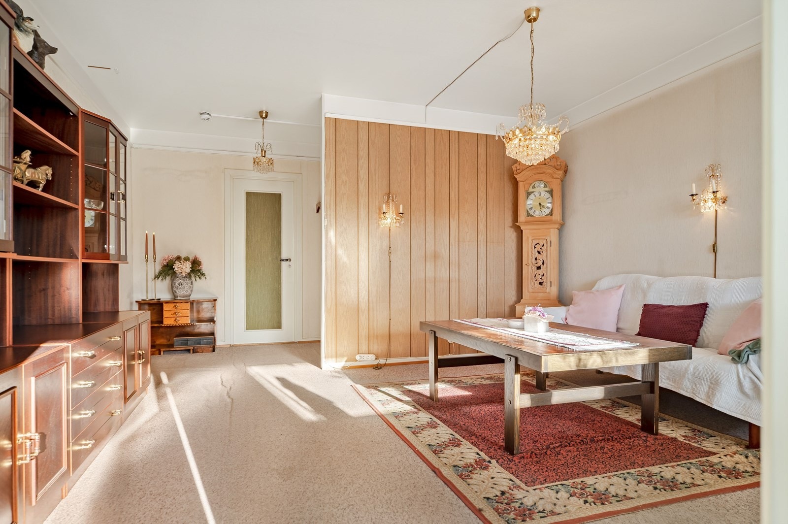 Stuen er romslig med plass til både sofagruppe med salongbord, mediemøblement og et spisebord om ønskelig. Galleribilde