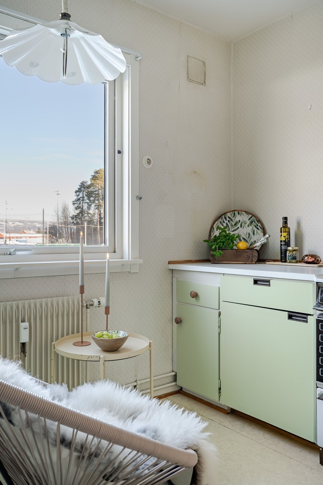 Sjarmerende eldre innredning med glatte fronter malt i en nydelig lys grønnfarge. Galleribilde