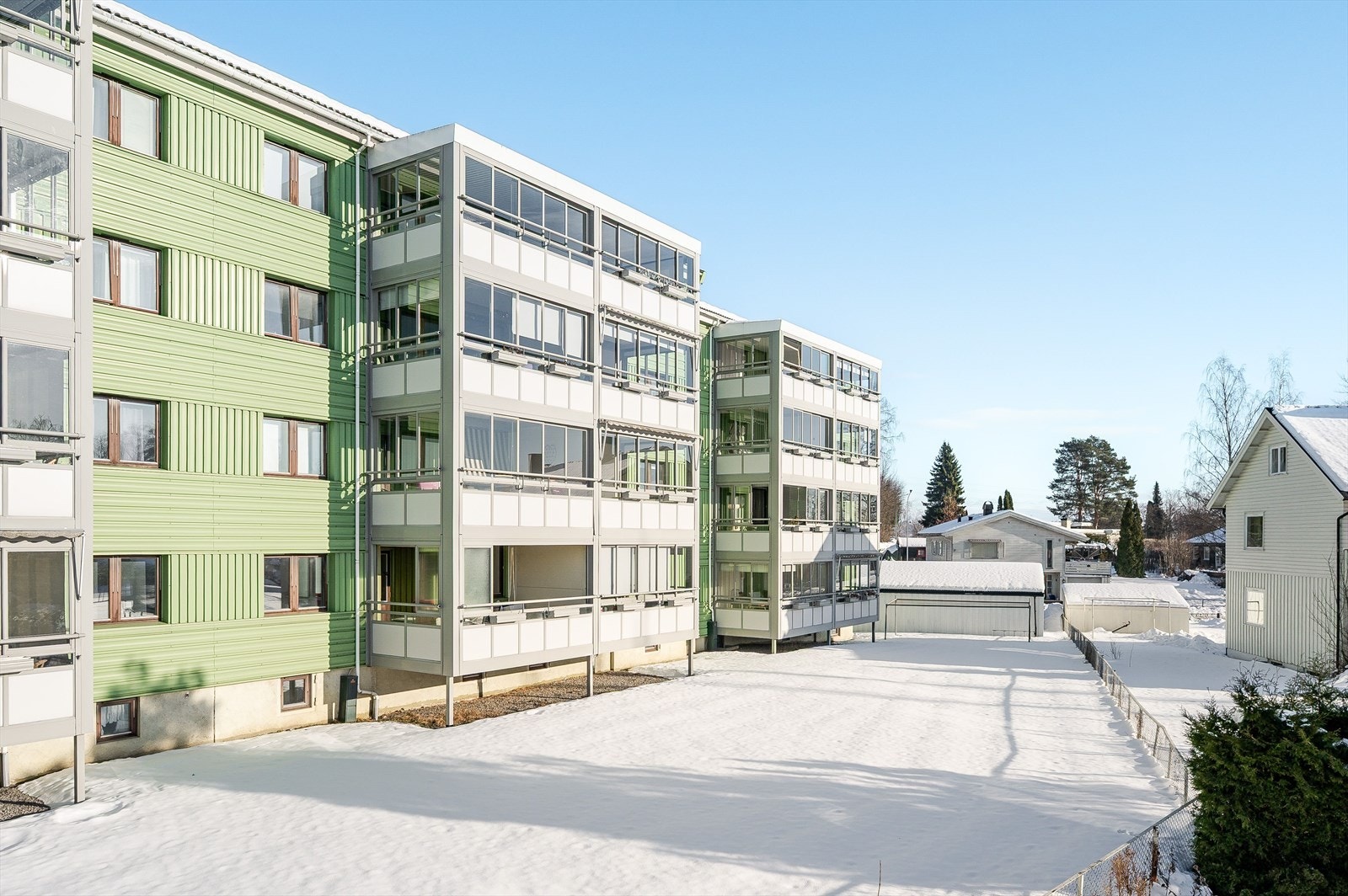 Bybussen går forbi borettslaget flere ganger i timen, og det er ca. 2 km til sentrum av Hamar sentrum. Galleribilde