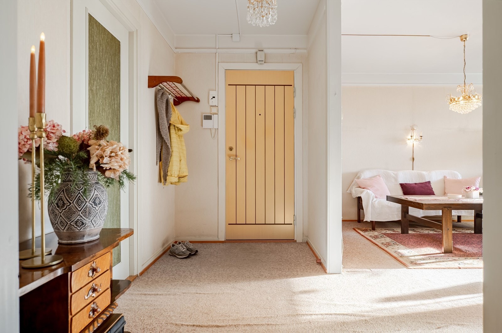 Når du entrer leiligheten, kommer du inn i en lys gang med plass til sko og oppheng av yttertøy. Galleribilde