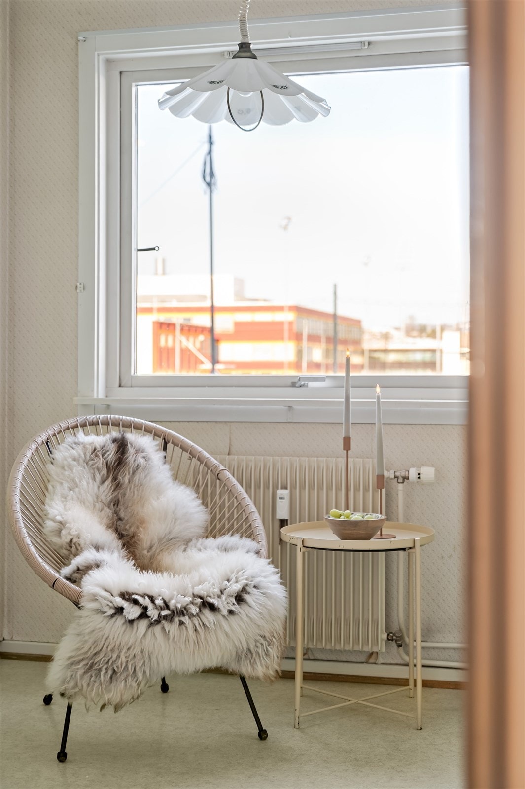 Ved vinduet er det plass til et koselig frokostbord. Galleribilde