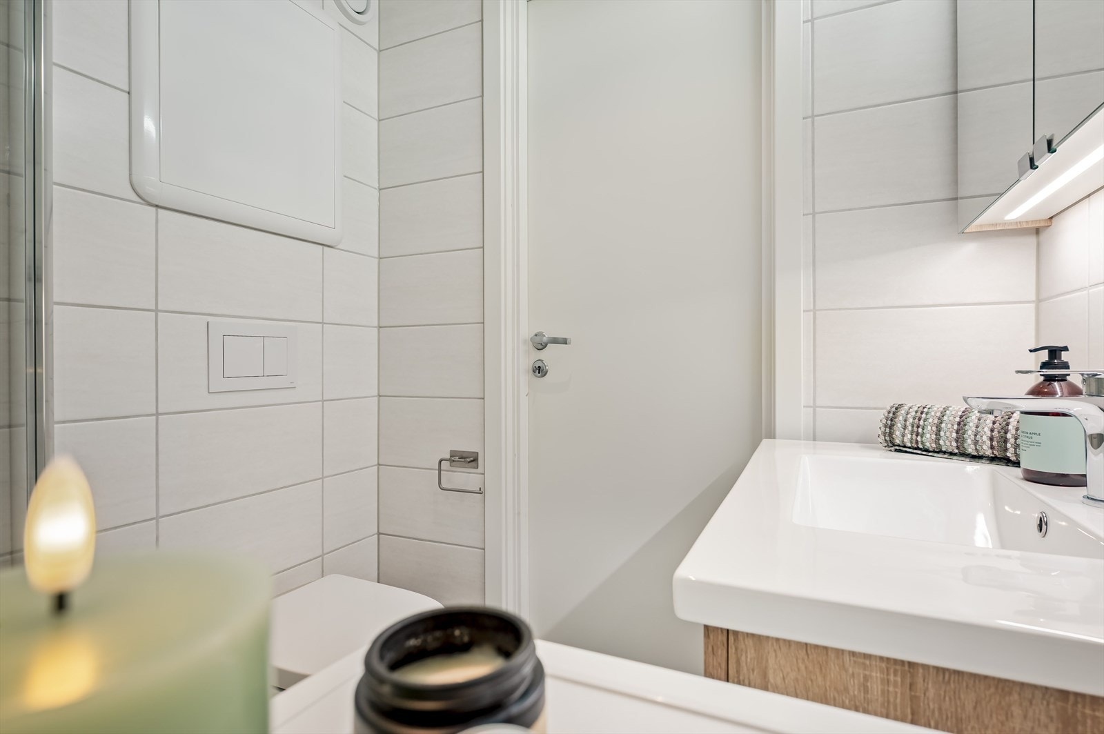 Baderommet er også utstyrt med dusjhjørne med innfellbare glassdører og både hånd- og regnfallsdusj, samt vegghengt toalett. Galleribilde