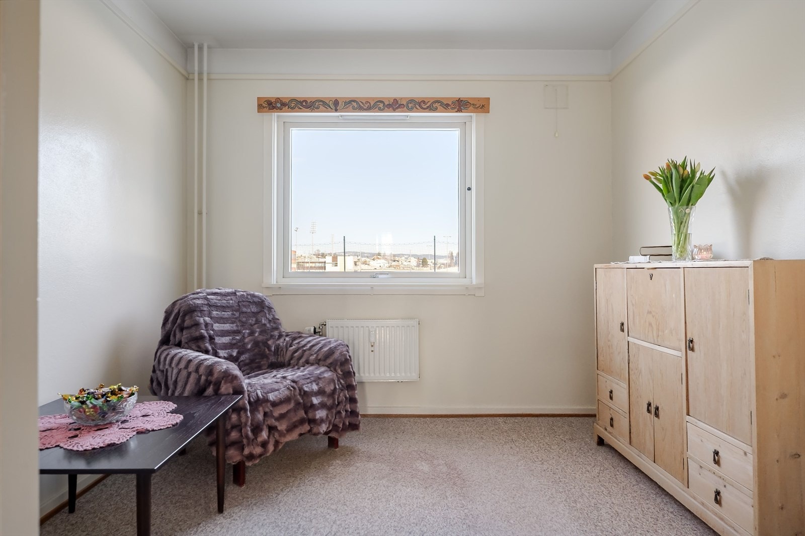 Soverom 2 er et lyst rom som passer perfekt som barnerom, gjesterom eller kontor. Soverommet har teppegulv, lysmalte overflater og oppbevaringsplass i garderobeskap. Galleribilde