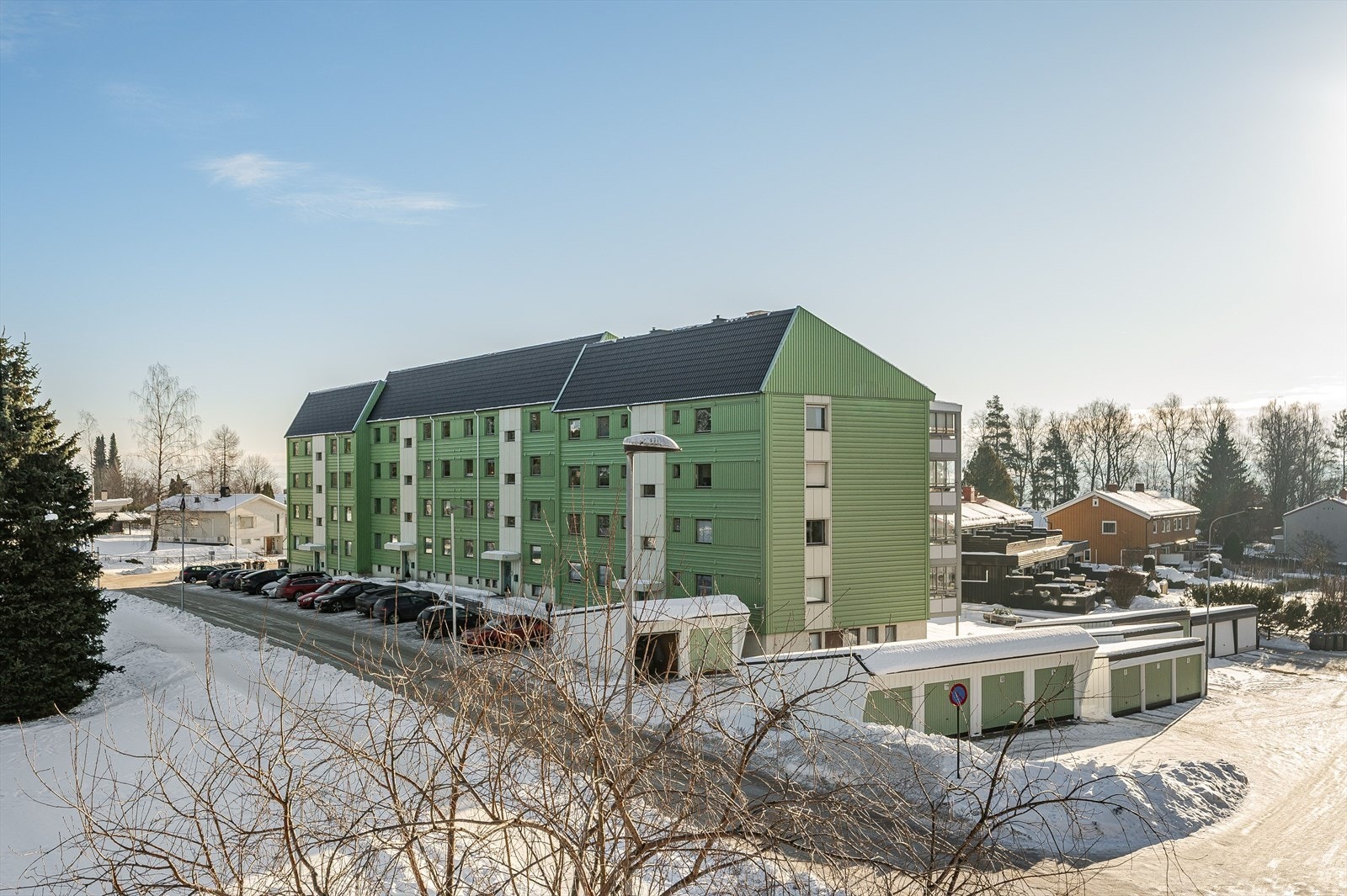 Mulighet for leie av garasje via borettslaget. Ved ledige plasser tildeles disse etter ansiennitetsprinsippet. Parkering skjer ellers på felles parkeringsområder for borettslaget. Galleribilde