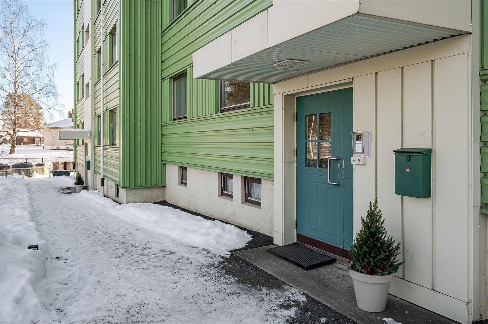 Overbygget inngangsparti. Borettslaget fikk montert nytt porttelefonanlegg i 2019. Galleribilde