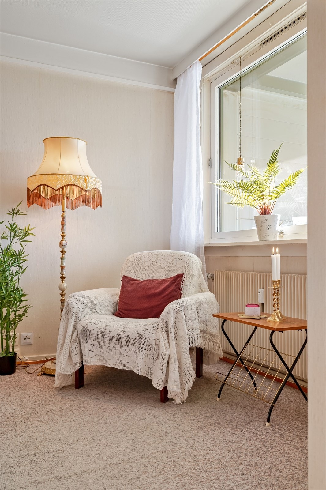 Leiligheten holdes god og lun på vinterstid med fjernvarme til radiatorer. Á-konto fjernvarme på kr. 660,- per måned er inkludert i felleskostnadene. Galleribilde