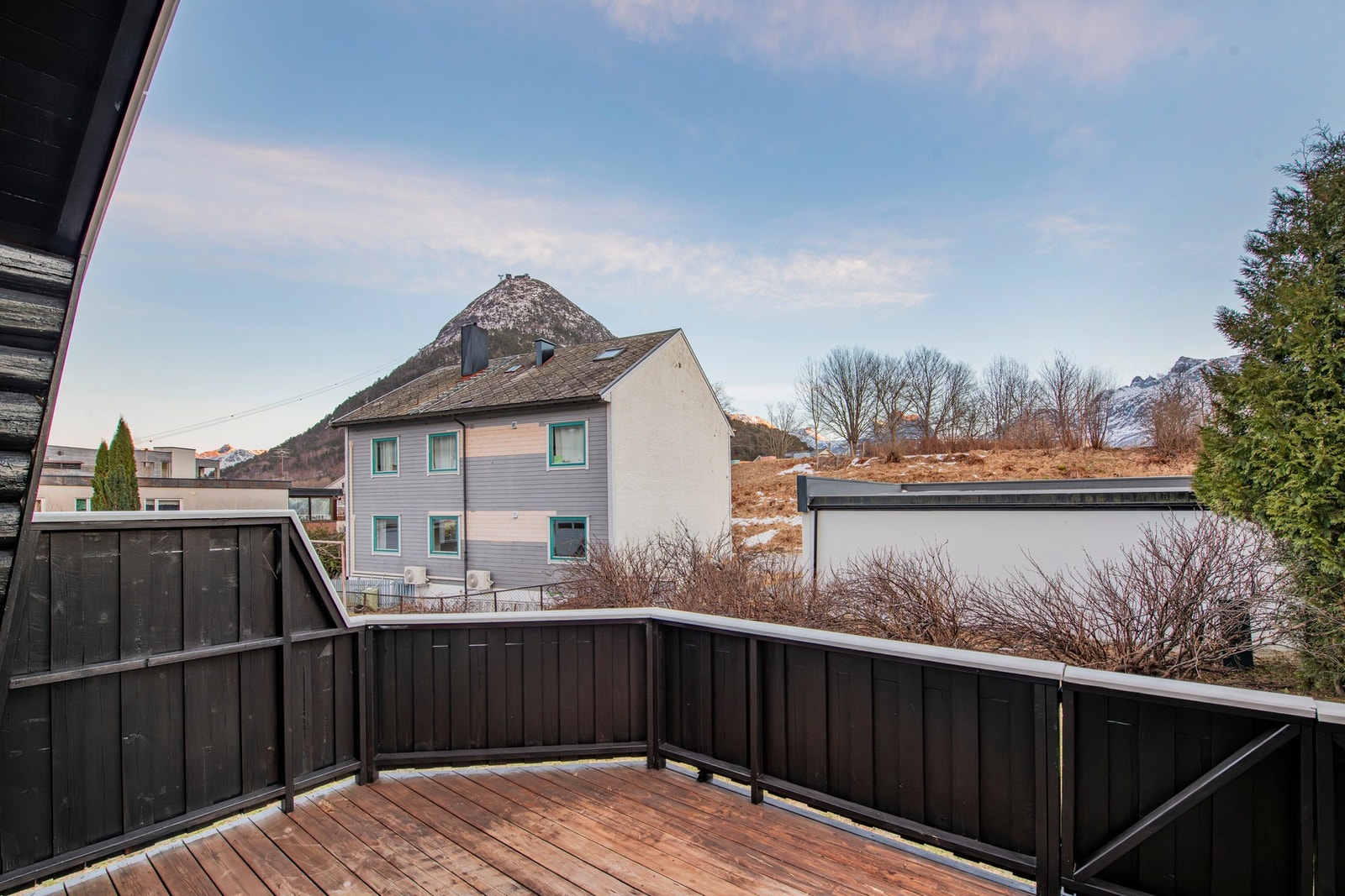 Utsikt mot Nesaksla og gondolen vinterbilde Galleribilde