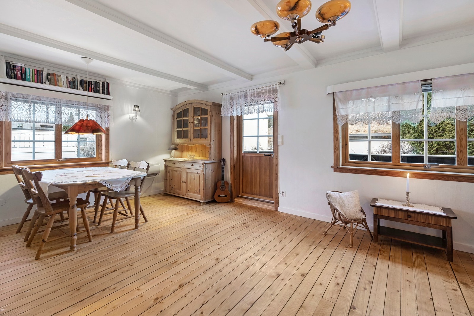 Stuen har utgang til veranda Galleribilde