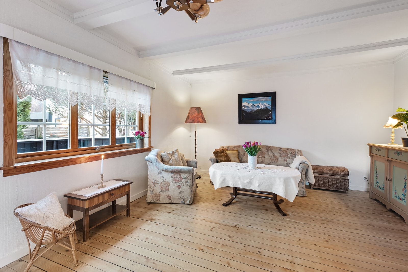 Koselig stue med varmepumpe og peis til oppvarming Galleribilde