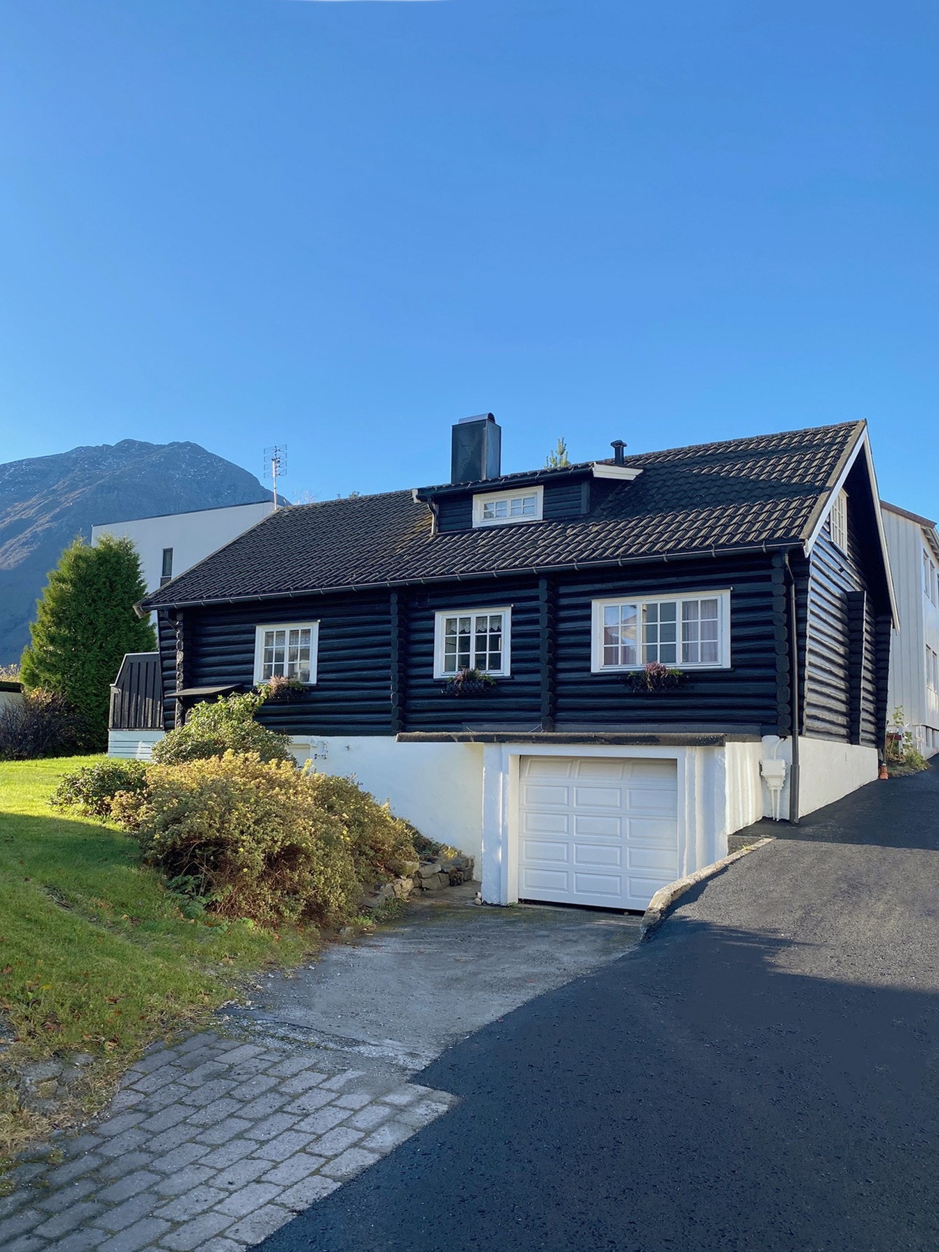 Fasade, garasje og parkering Galleribilde