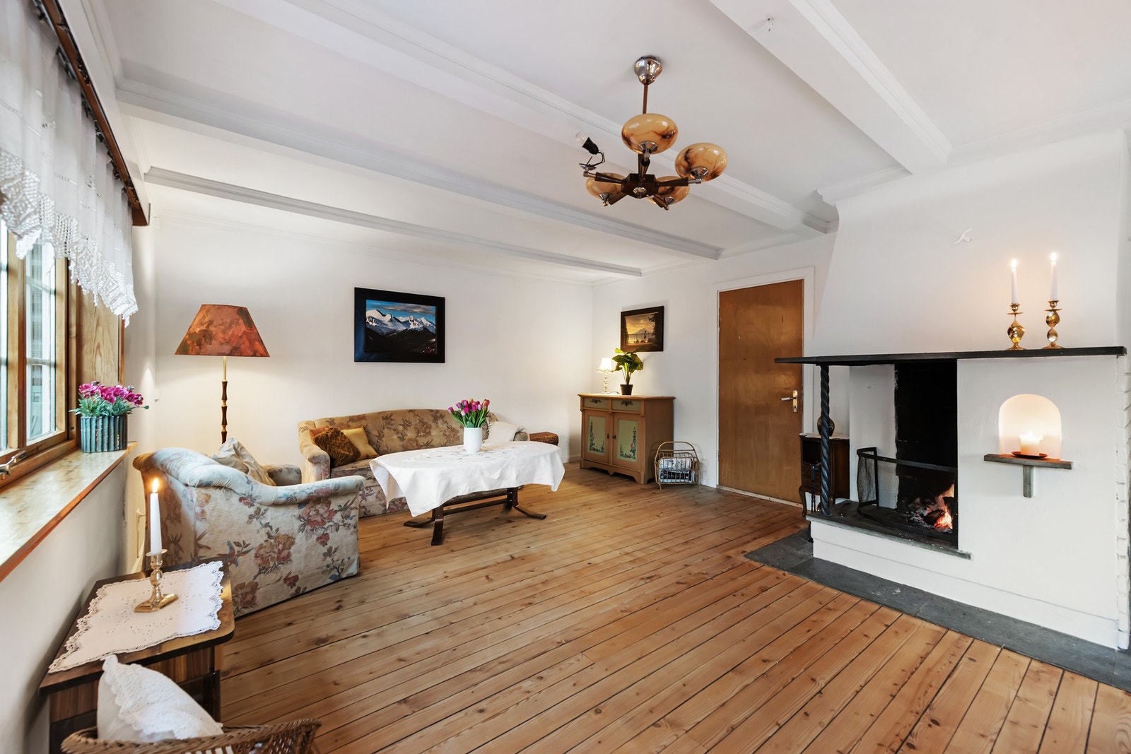 Koselig stue med peis Galleribilde