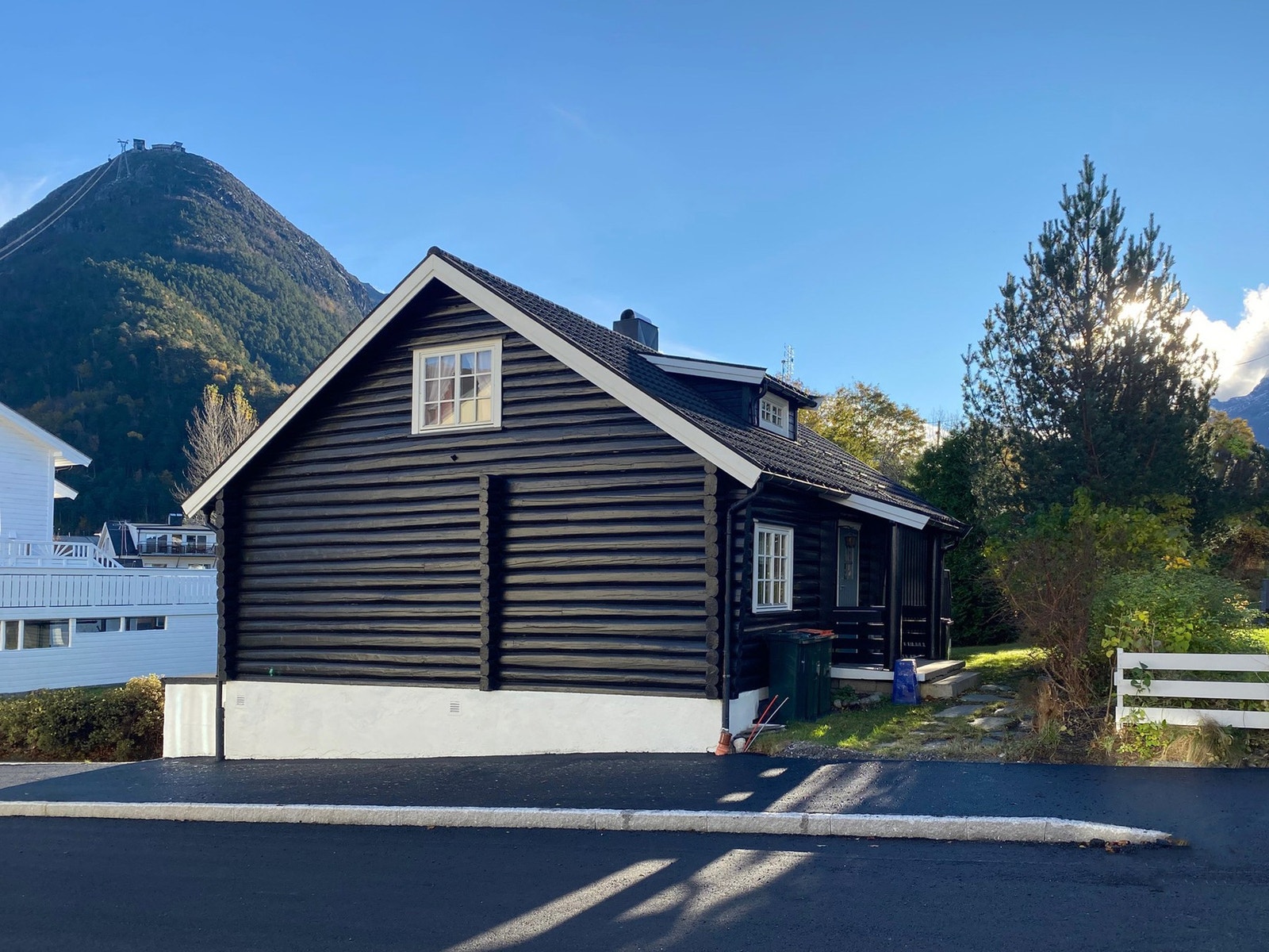 Fasade- her ser man Nesaksla og gondolen i bakgrunnen Galleribilde