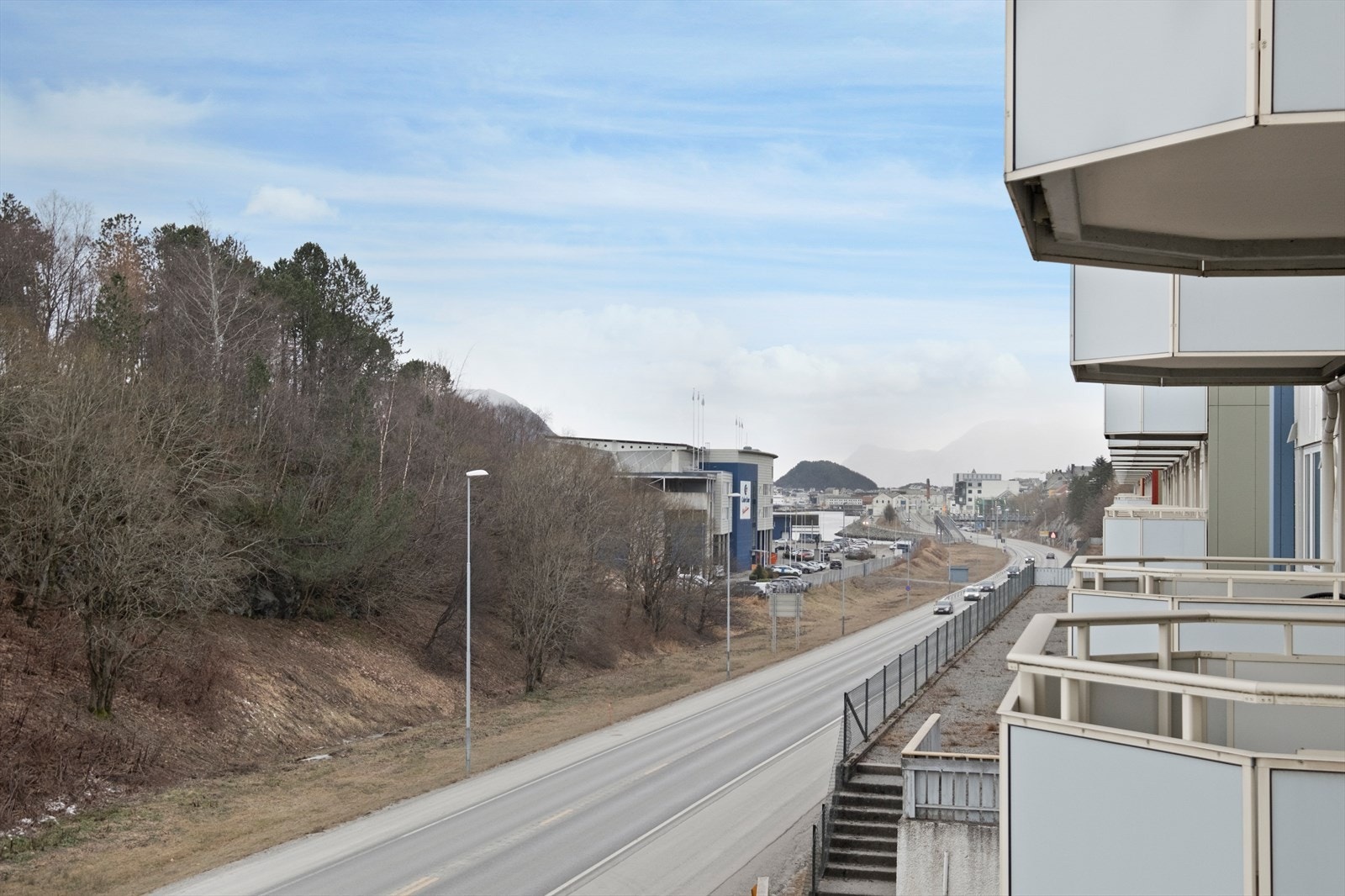 Leiligheten har 2 overbygde og romslige balkonger. Galleribilde