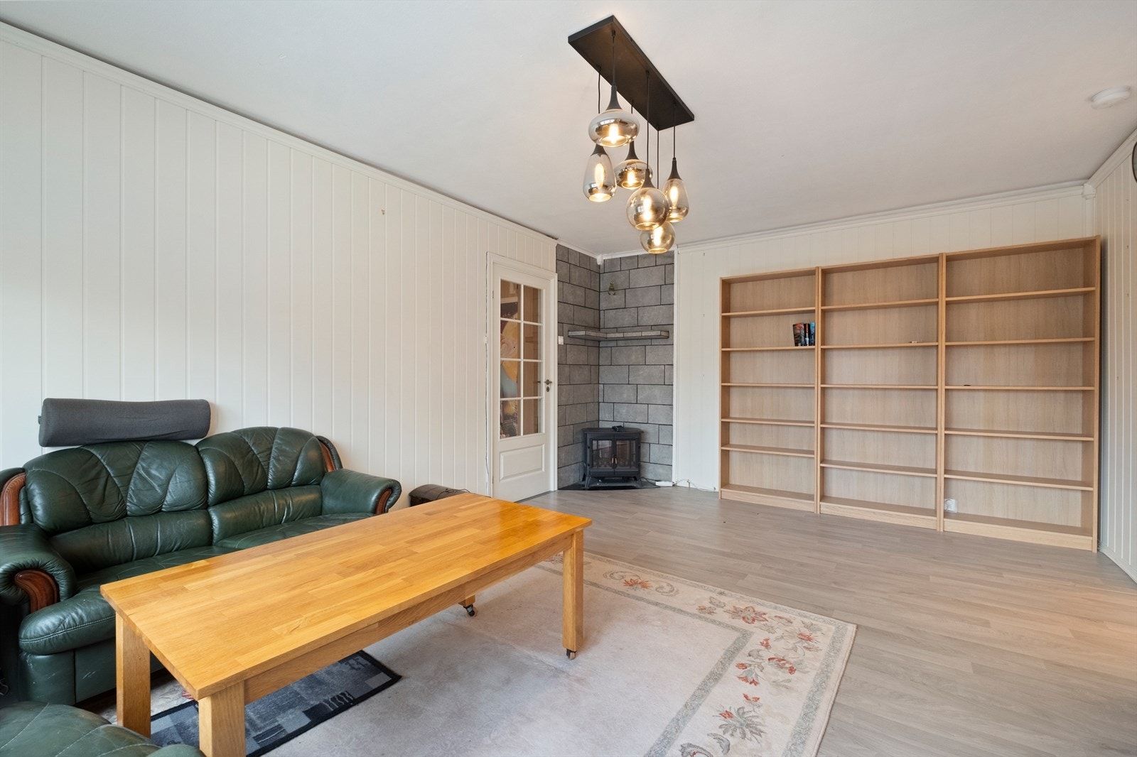 Romslig stue med mye naturlig lys Galleribilde