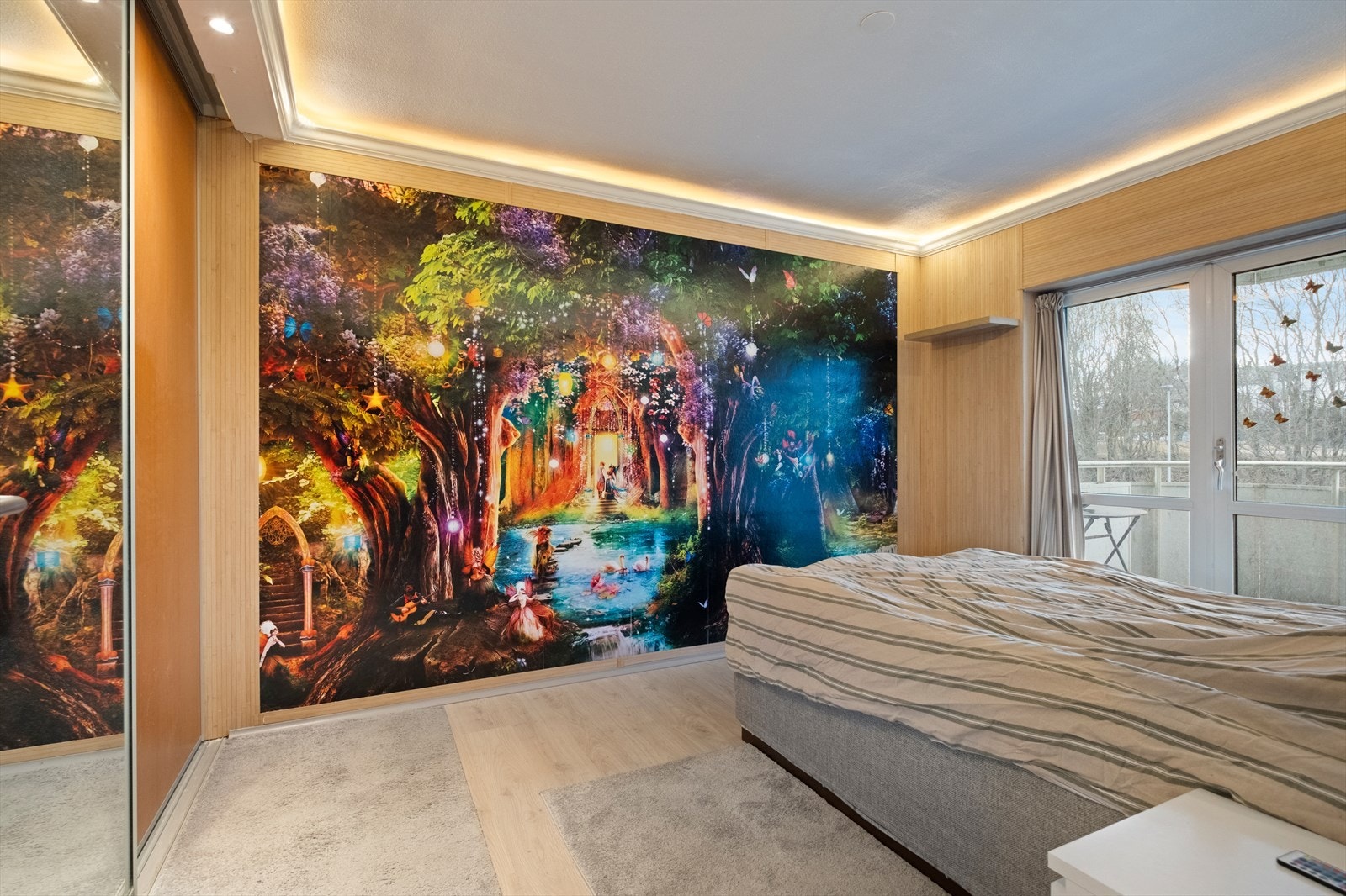 Romslig hovedsoverom med skyvedørsgarderobe Galleribilde