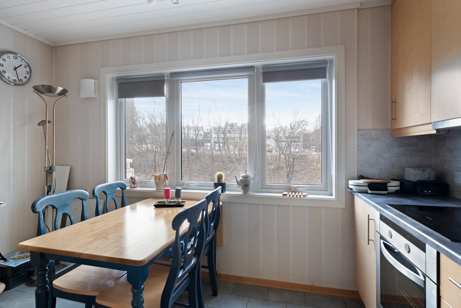 Pent og tidløst kjøkken med integrerte hvitevarer. Mye skap- og benkplass. Galleribilde