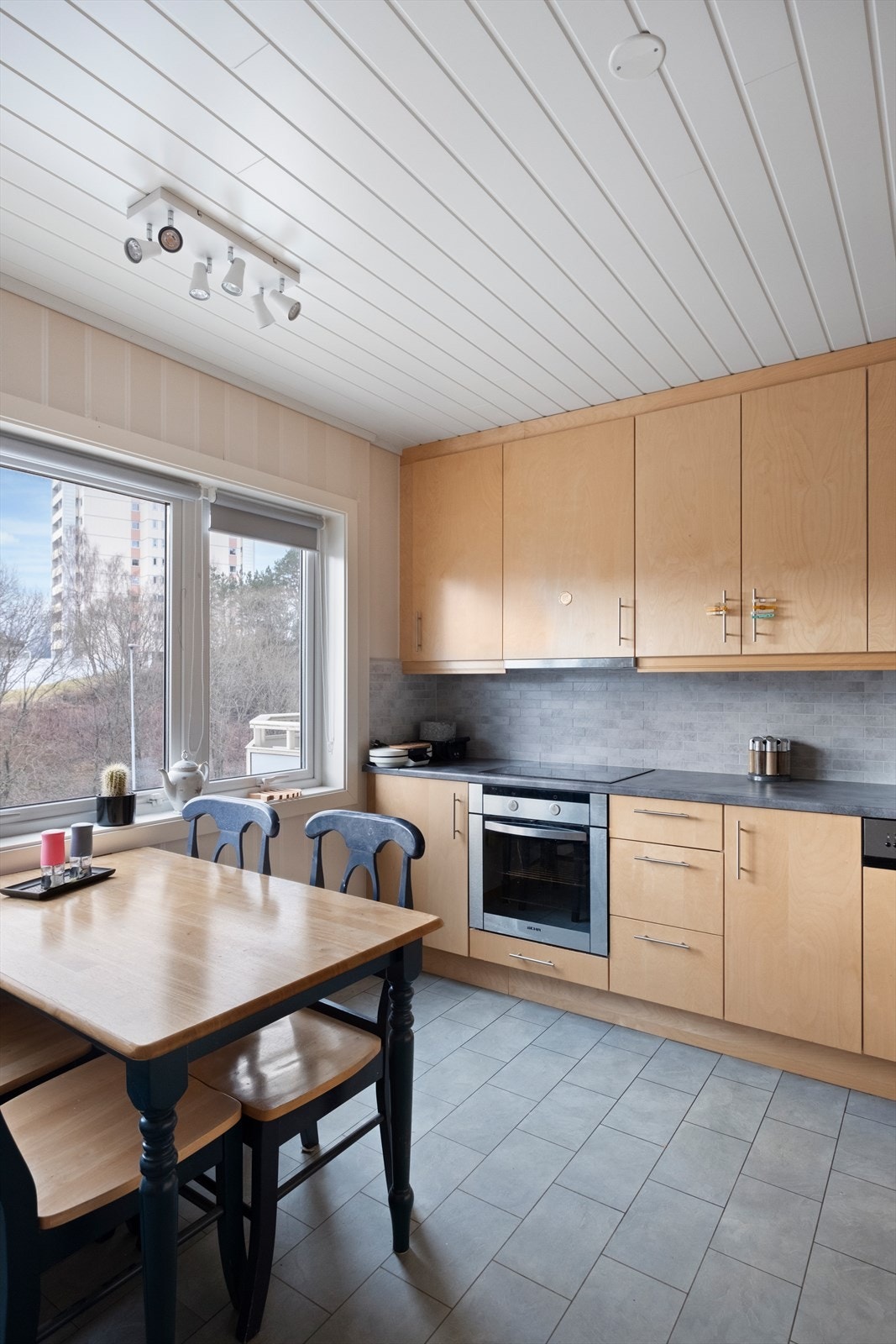 Pent og tidløst kjøkken med integrerte hvitevarer. Mye skap- og benkplass. Galleribilde